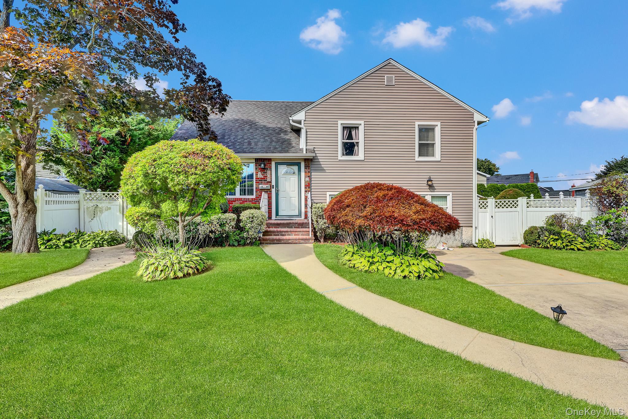 Single Family Simon Place  Nassau County, NY 11793, MLS-1045598-3