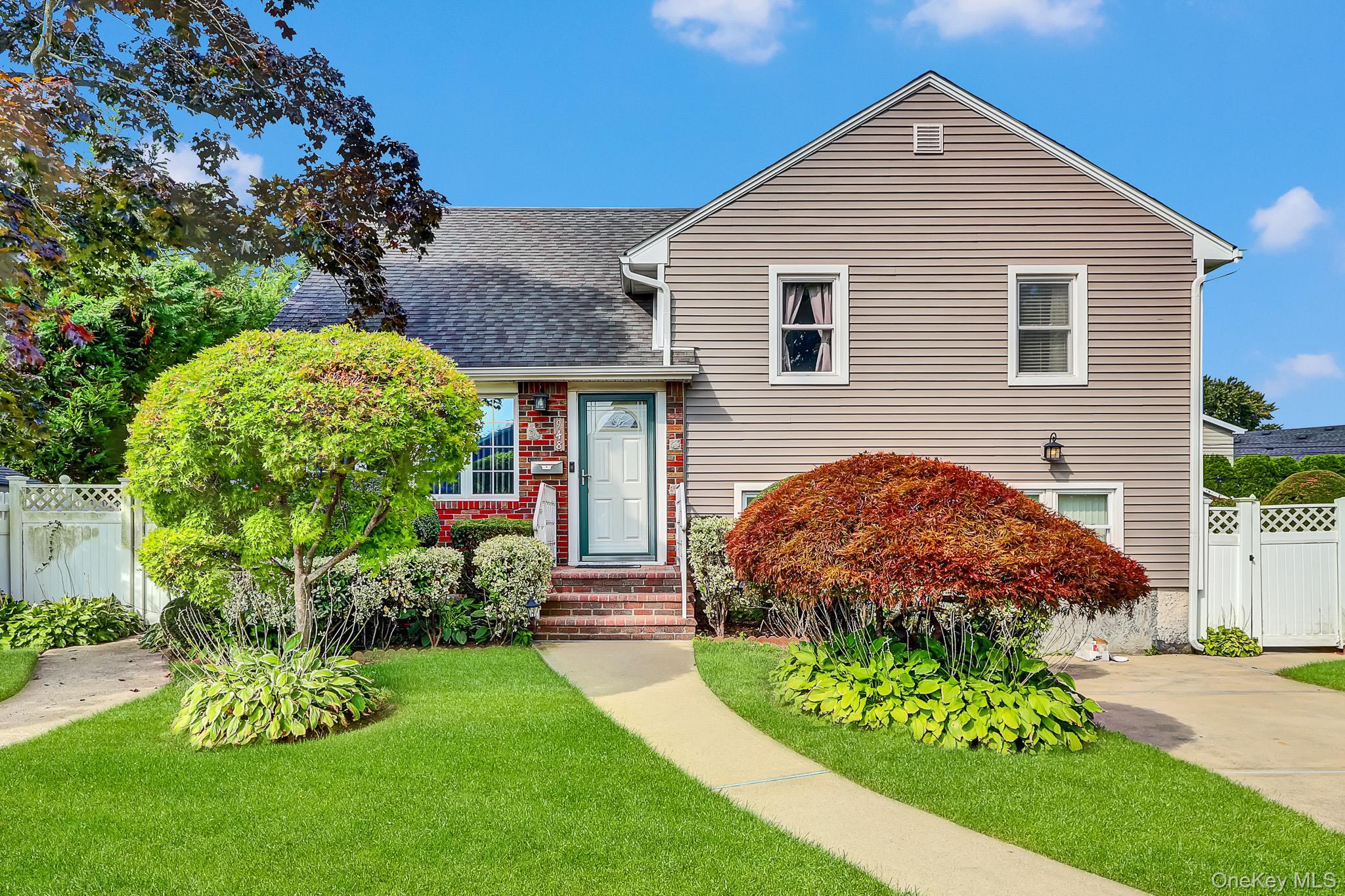 Single Family Simon Place  Nassau County, NY 11793, MLS-1045598-4