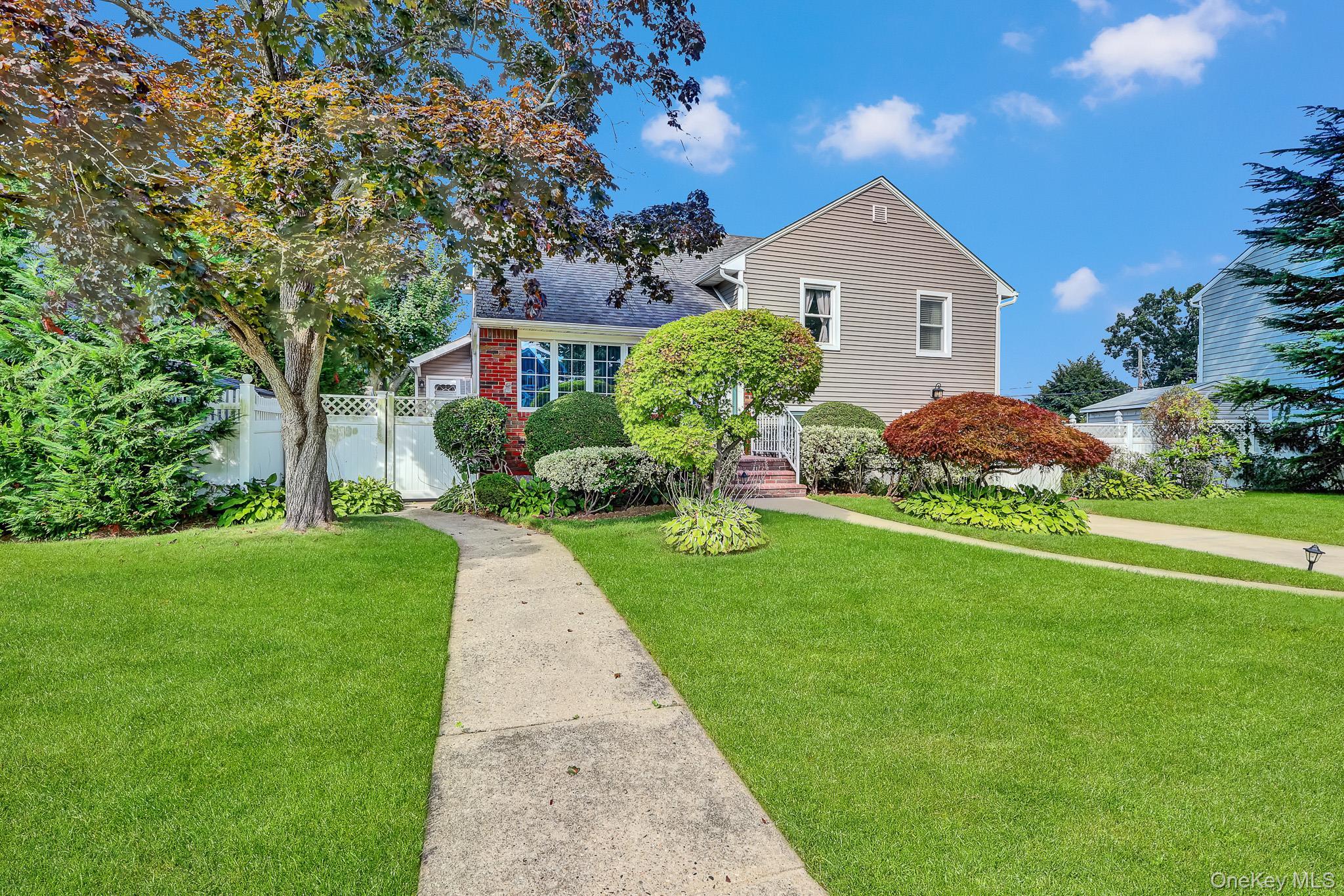 Single Family Simon Place  Nassau County, NY 11793, MLS-1045598-5