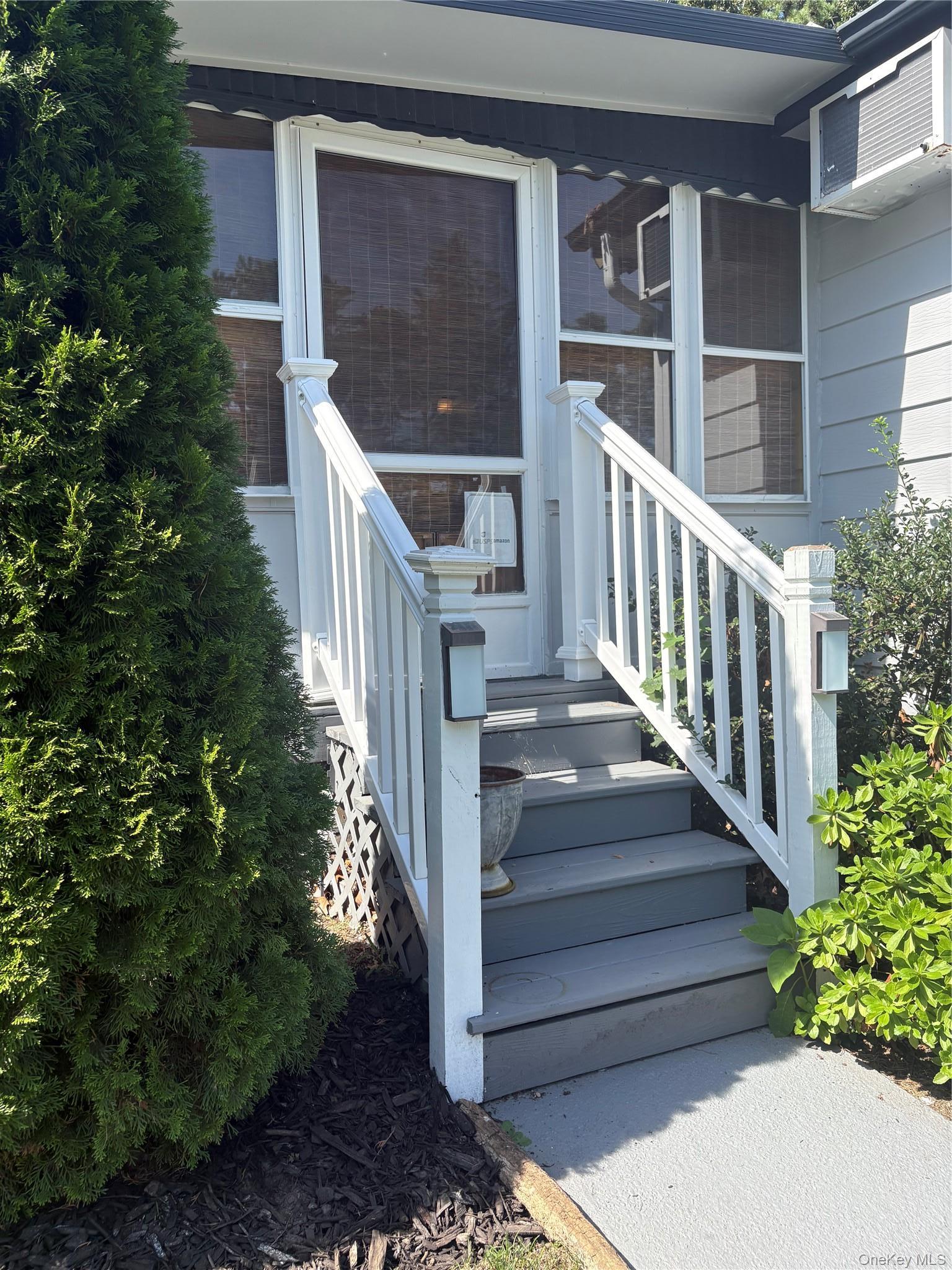 Single Family Riverleigh Avenue  Suffolk County, NY 11901, MLS-1045620-15