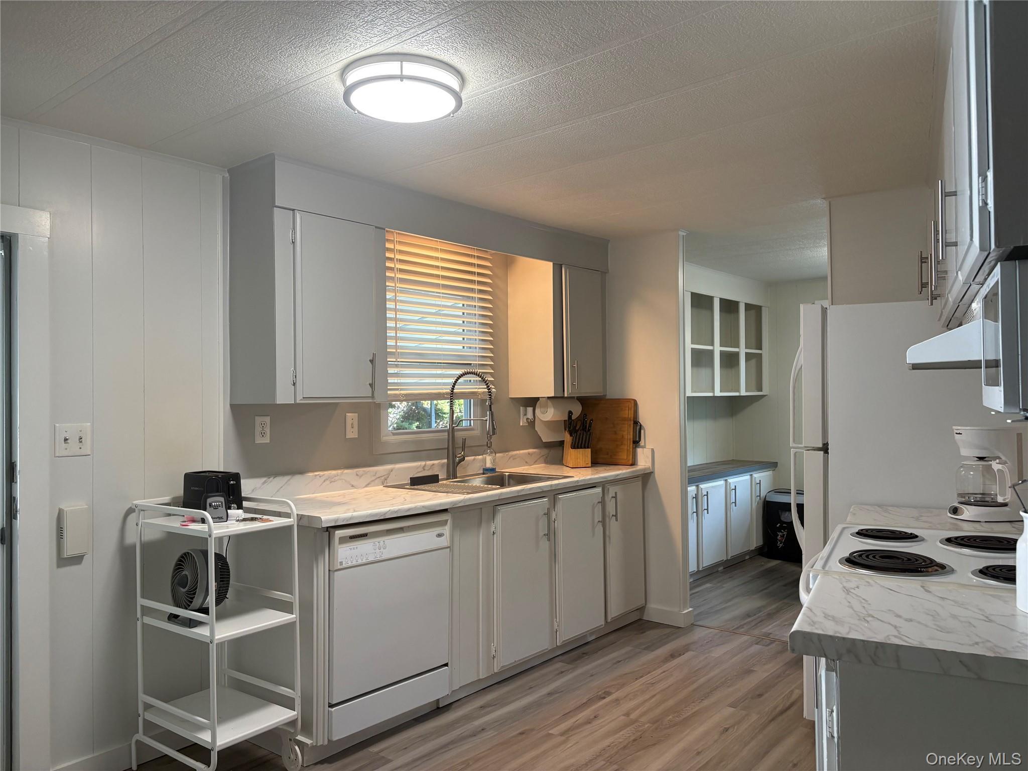 Single Family Riverleigh Avenue  Suffolk County, NY 11901, MLS-1045620-3