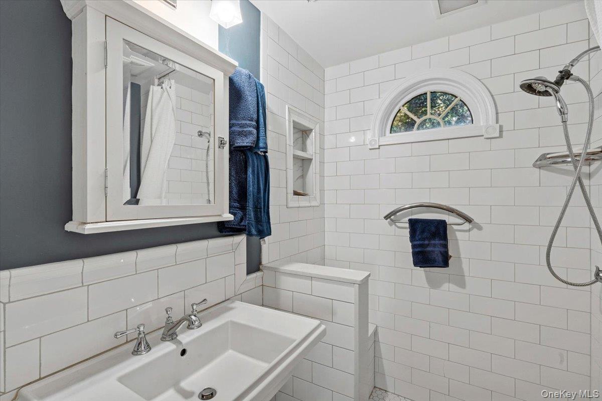 Single Family Stuart Avenue  Suffolk County, NY 11702, MLS-1045695-17
