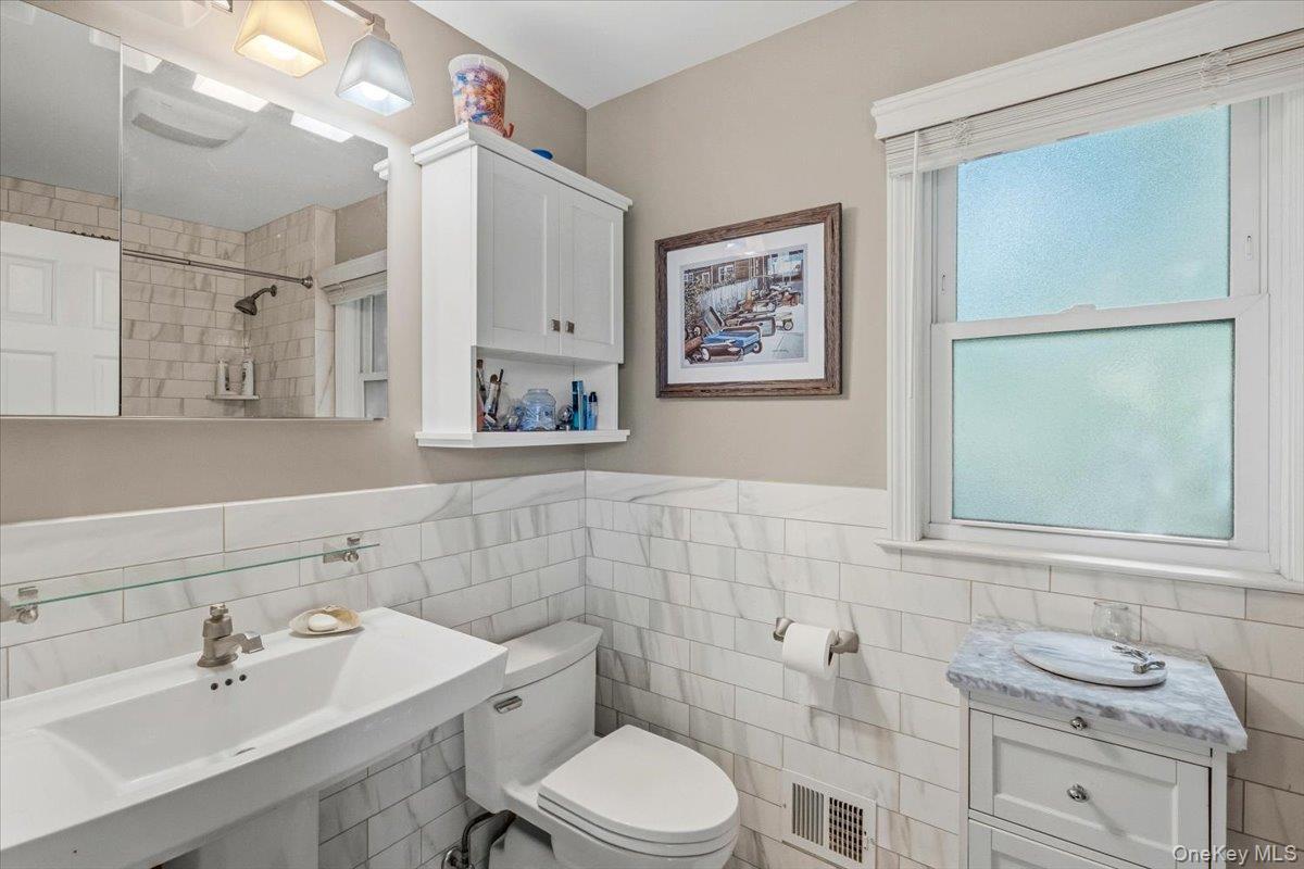 Single Family Stuart Avenue  Suffolk County, NY 11702, MLS-1045695-22
