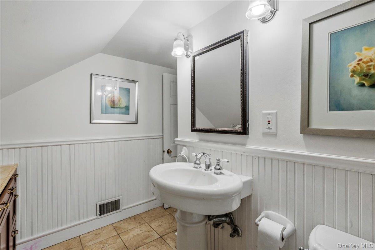 Single Family Stuart Avenue  Suffolk County, NY 11702, MLS-1045695-27