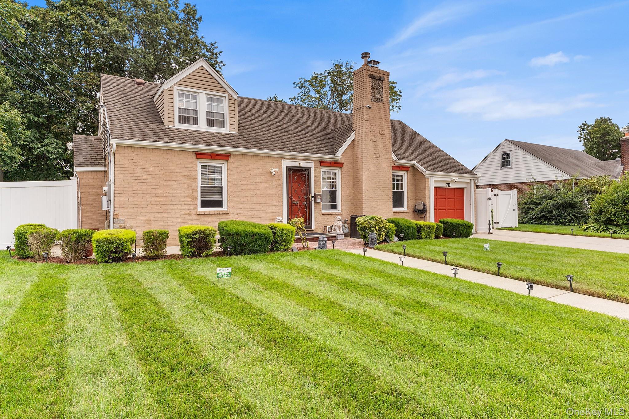 Single Family Charter Court Nassau County, NY 11553, MLS-1045726-2