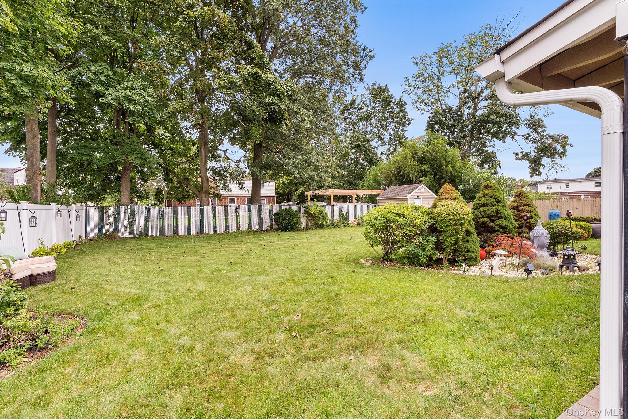 Single Family Charter Court Nassau County, NY 11553, MLS-1045726-43