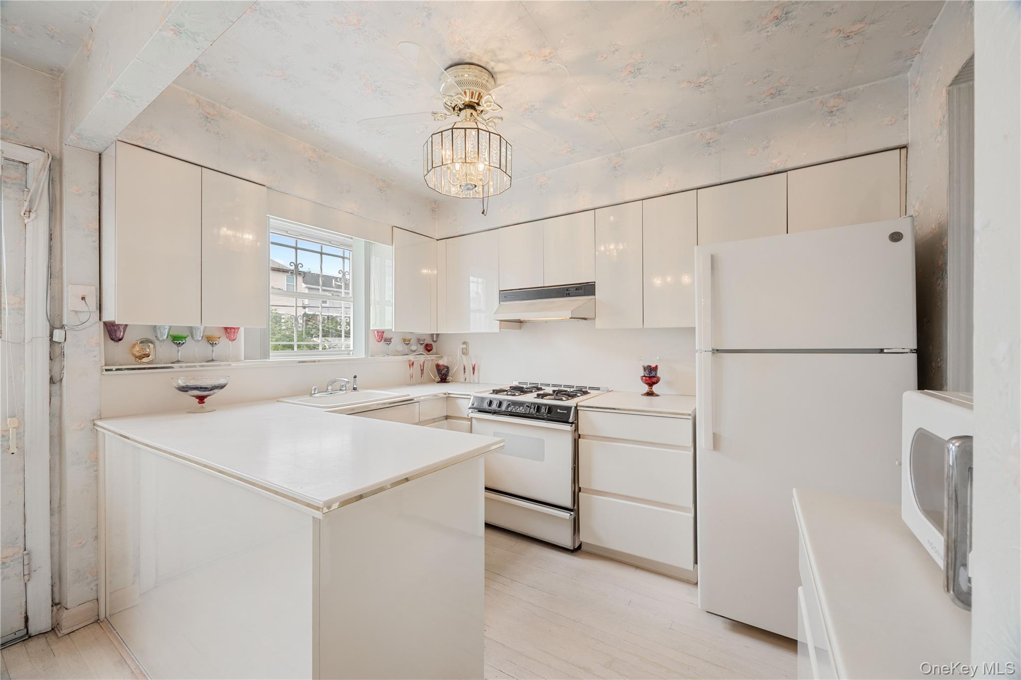 Single Family Hollywood Avenue  Bronx, NY 10465, MLS-1045765-13