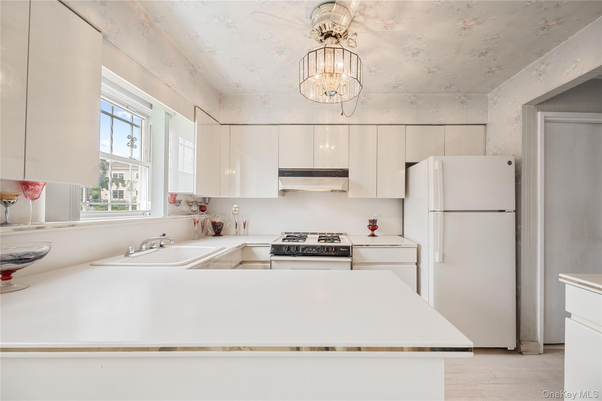 Single Family Hollywood Avenue  Bronx, NY 10465, MLS-1045765-15