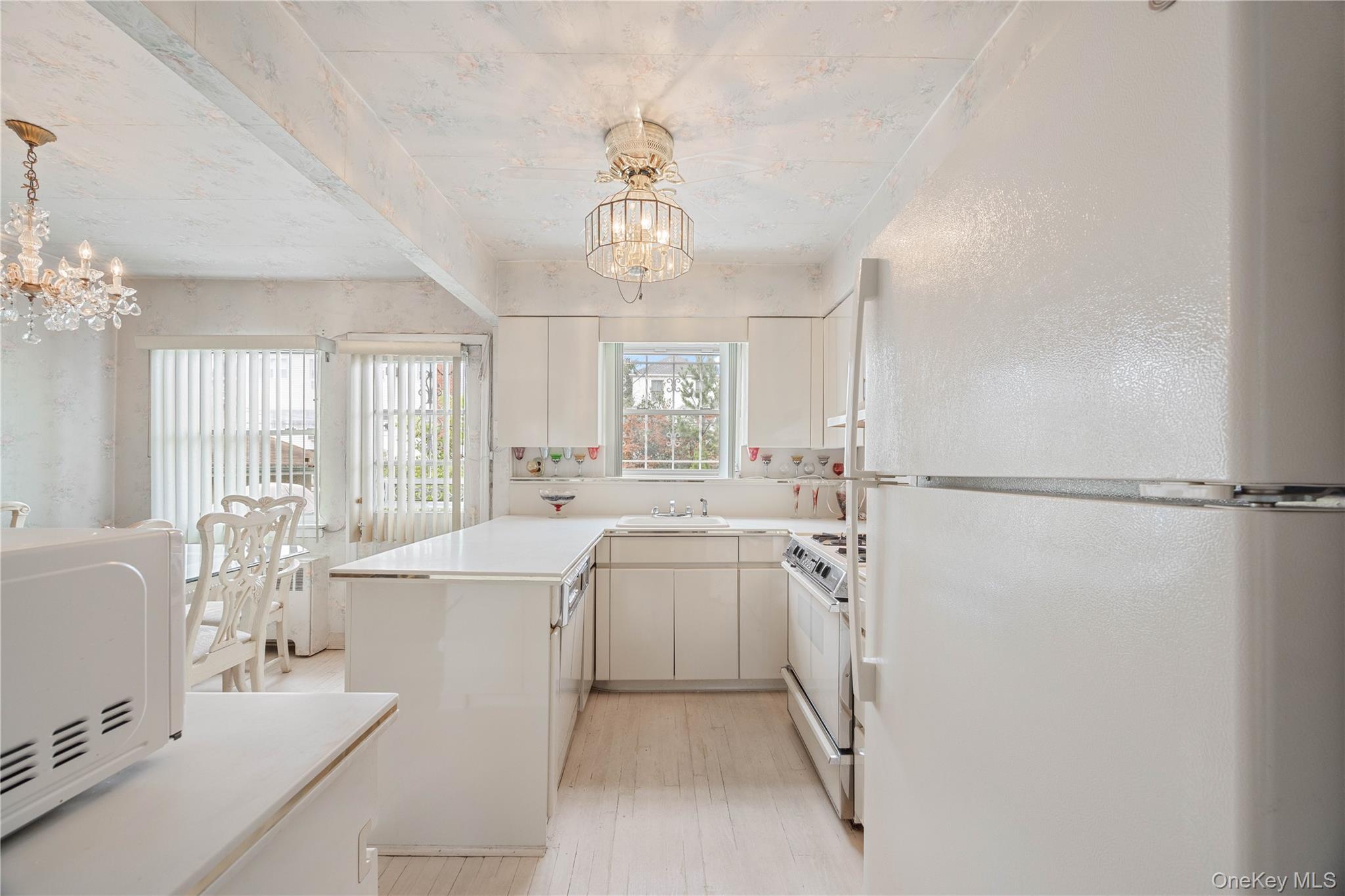 Single Family Hollywood Avenue  Bronx, NY 10465, MLS-1045765-16