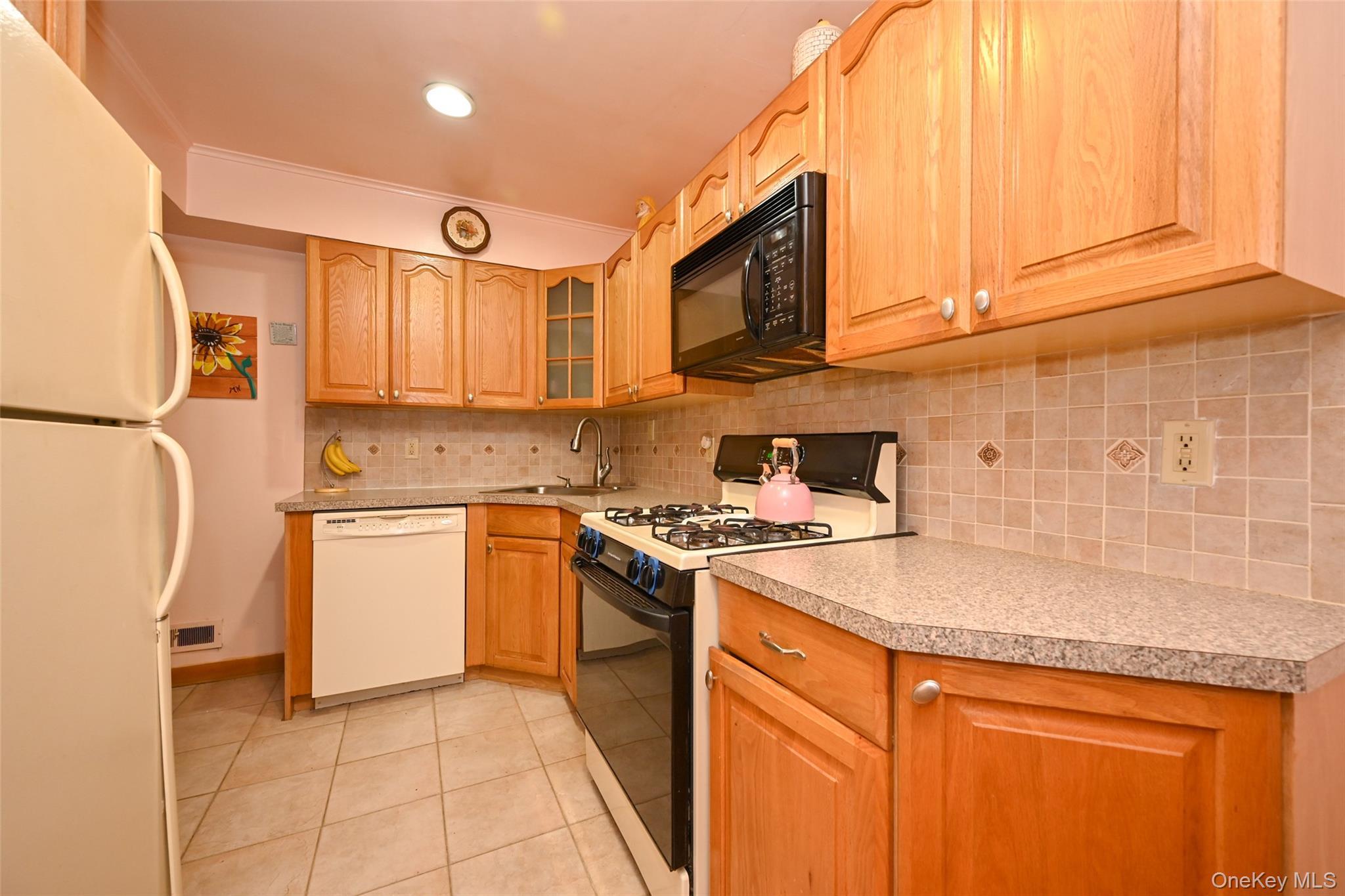 Single Family 205th Street  Queens, NY 11361, MLS-1045976-7
