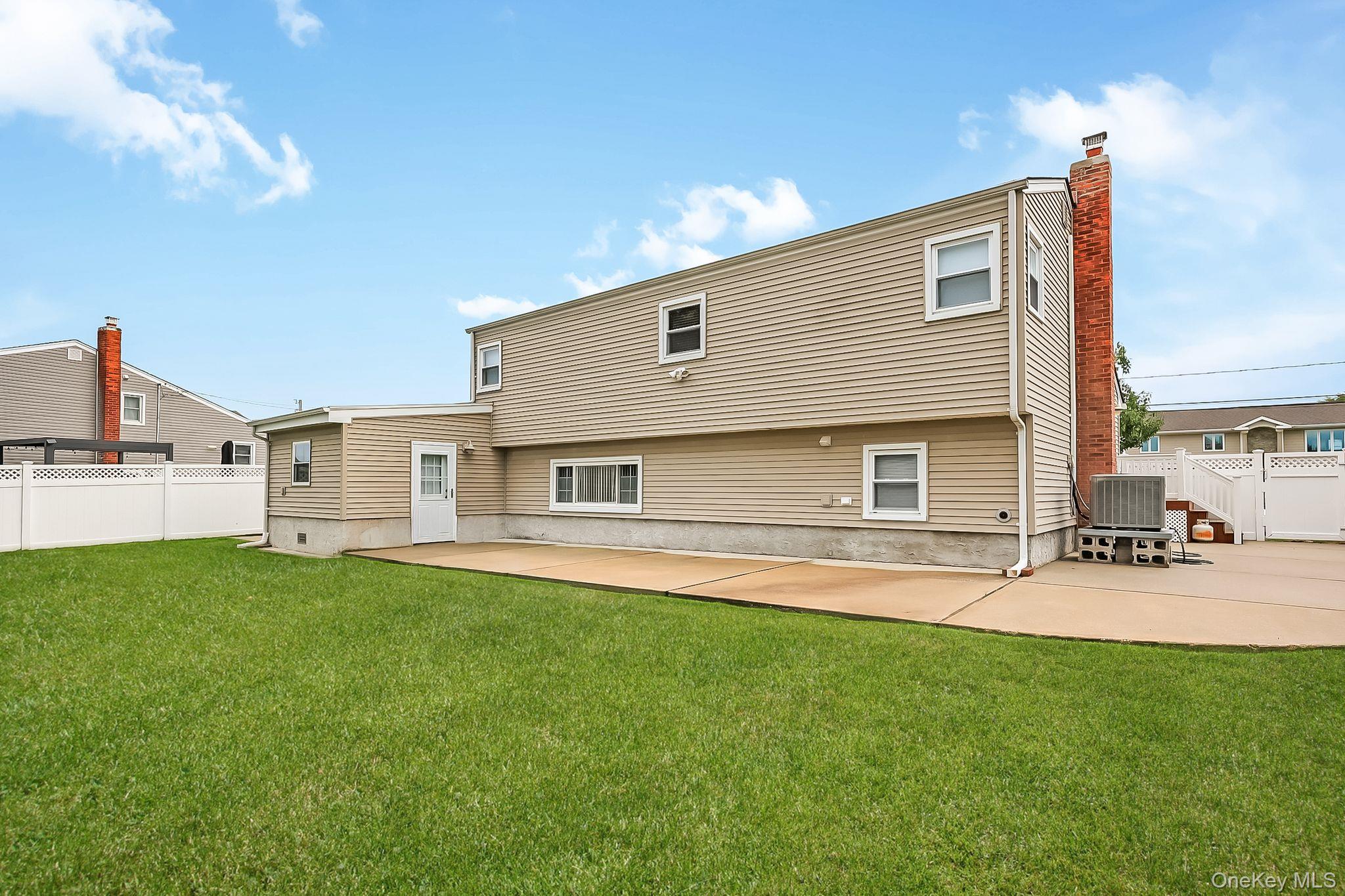 Single Family Prairie Lane  Suffolk County, NY 11757, MLS-1046025-16