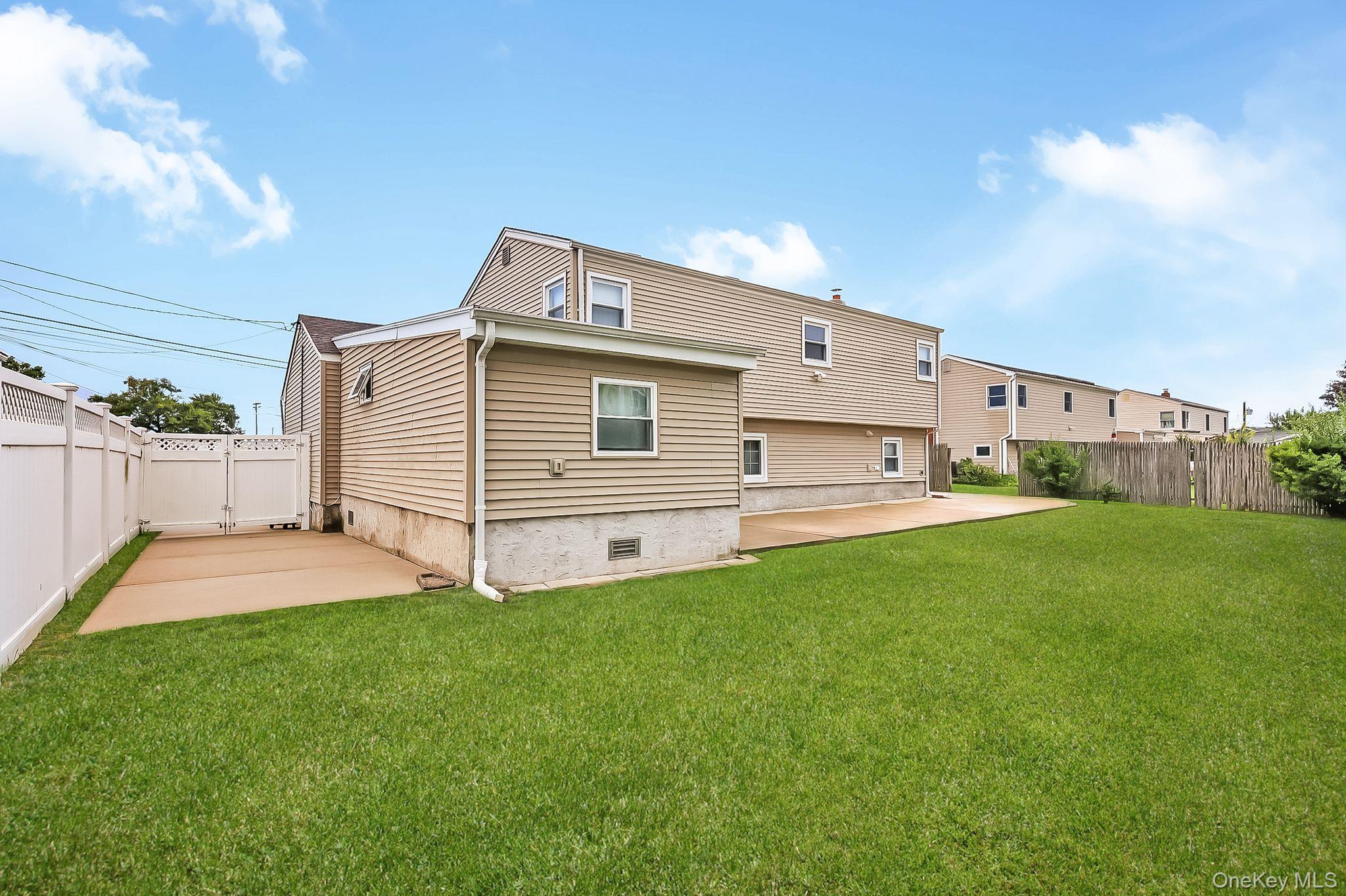 Single Family Prairie Lane  Suffolk County, NY 11757, MLS-1046025-17