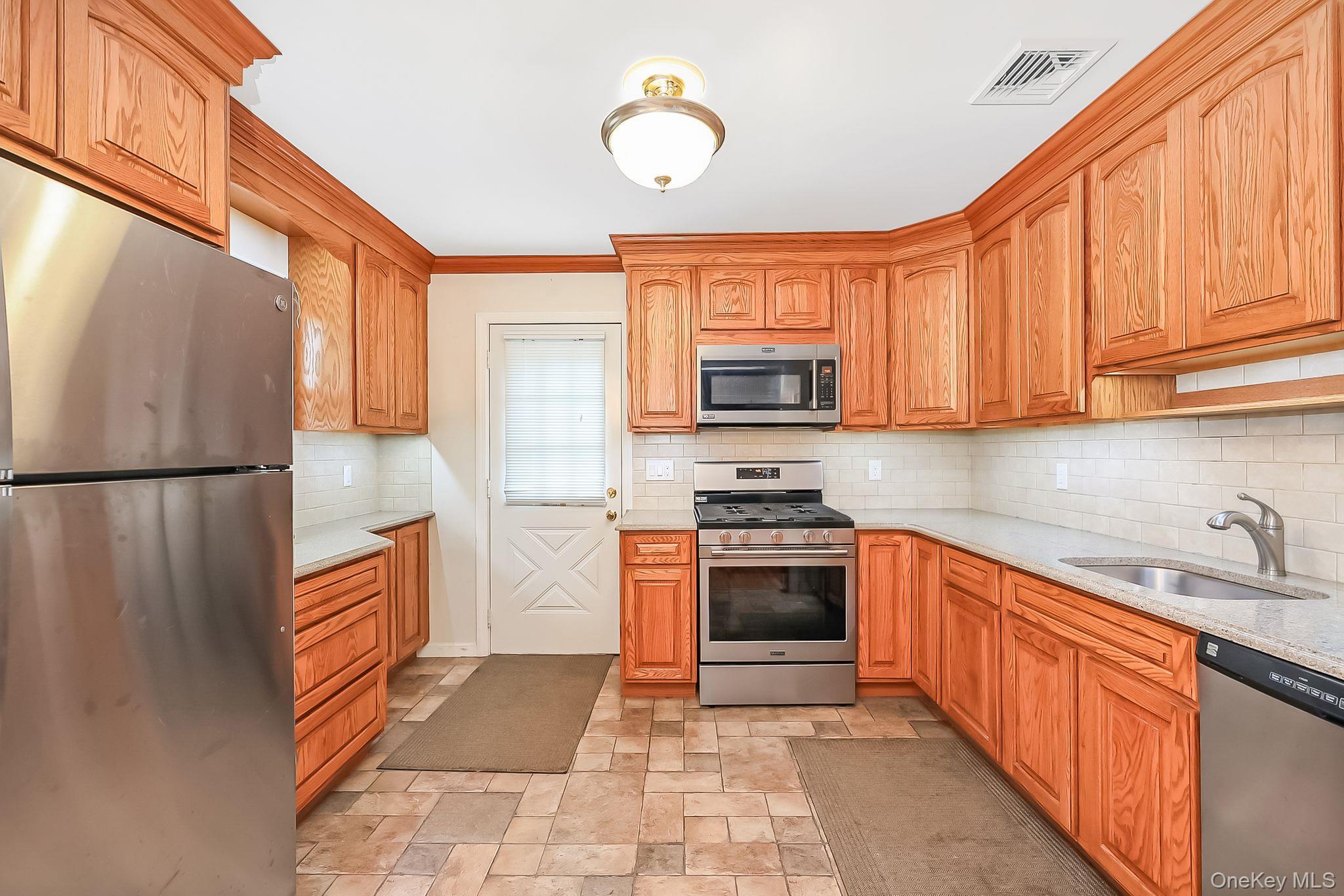 Single Family Prairie Lane  Suffolk County, NY 11757, MLS-1046025-5