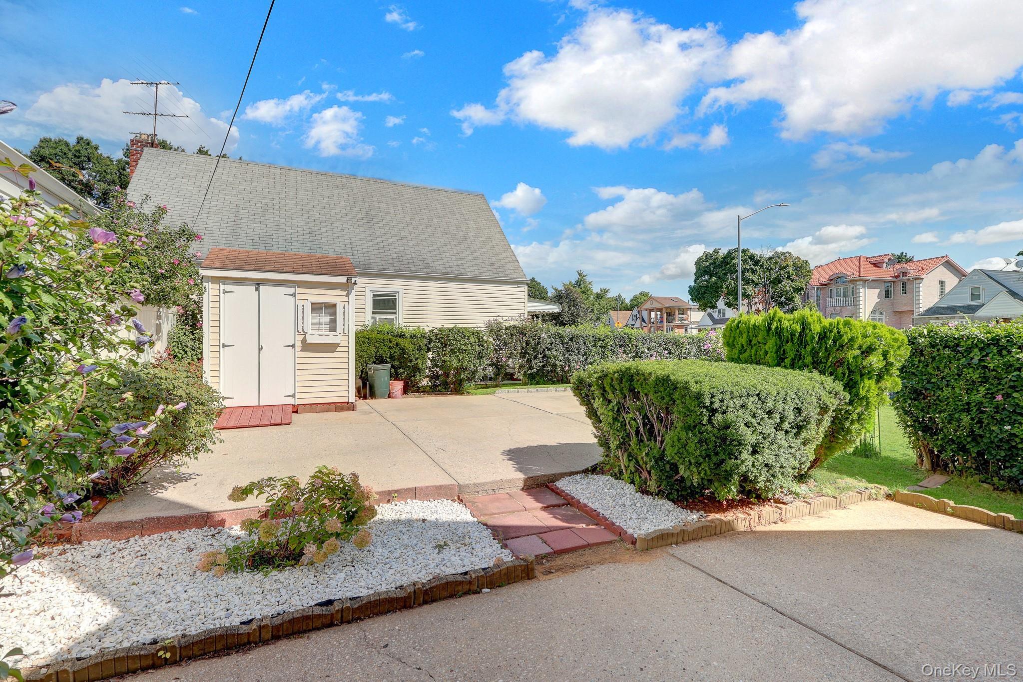 Single Family 81st Avenue  Queens, NY 11040, MLS-1046091-30