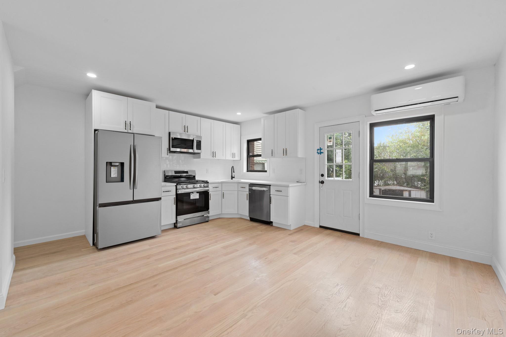 Single Family 204th Street Queens, NY 11412, MLS-1046391-3