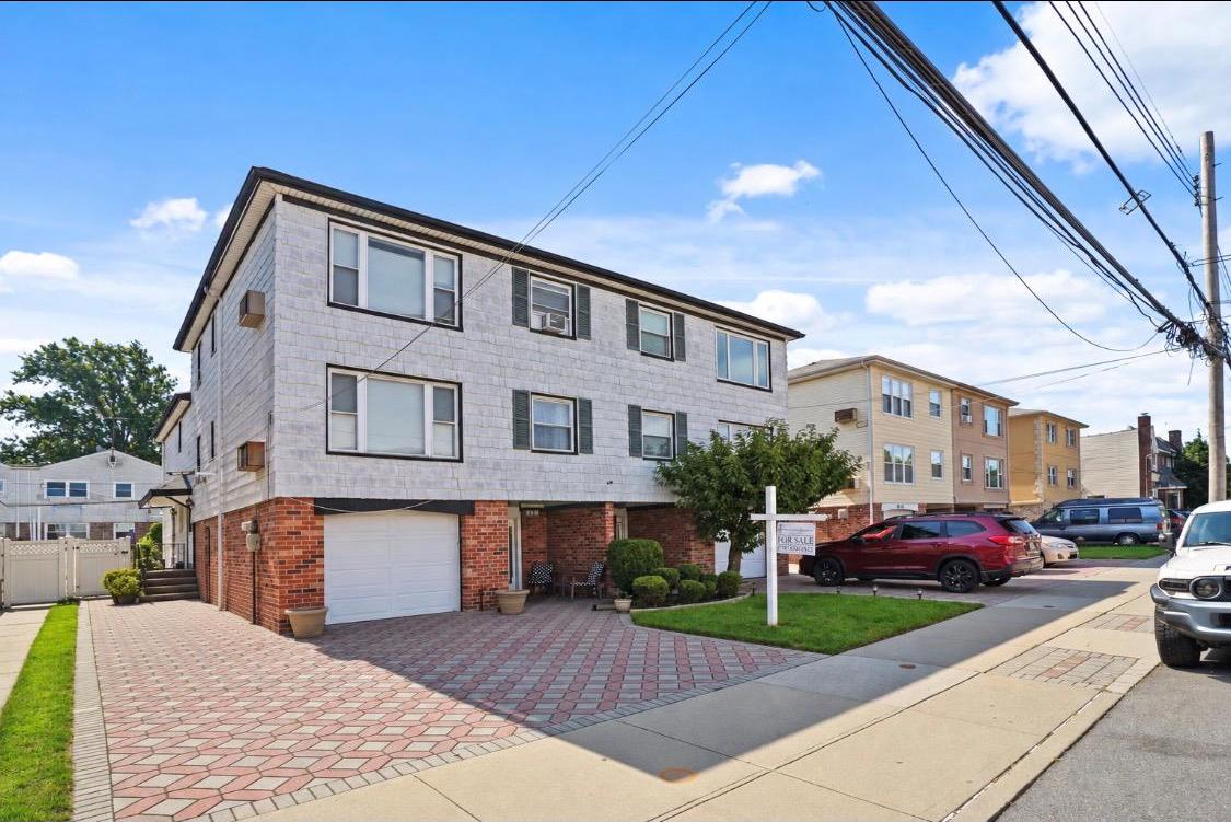 Single Family Aubrey Avenue Queens, NY 11385, MLS-1046454-2