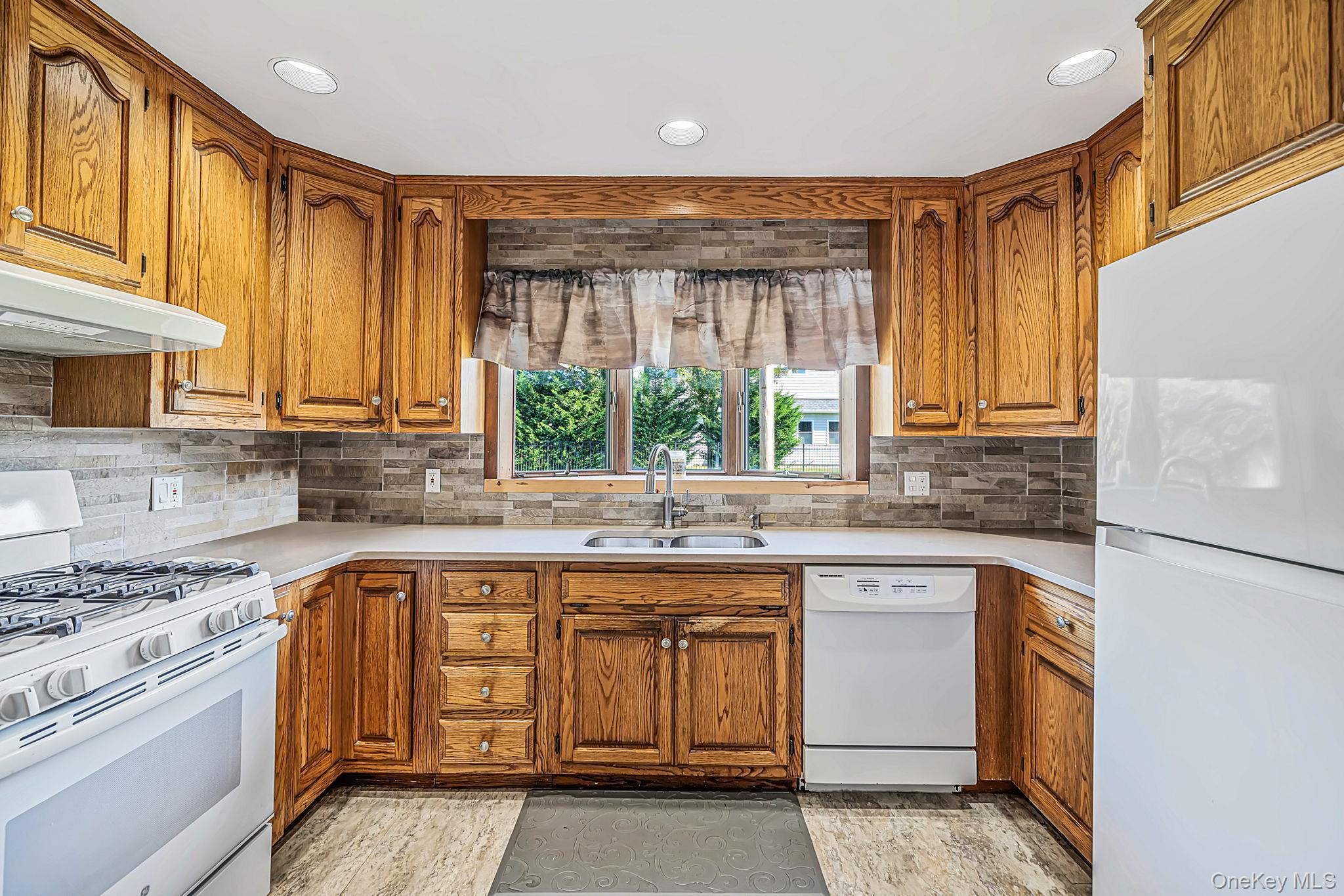 Single Family Seafield Lane Suffolk County, NY 11706, MLS-1046542-10