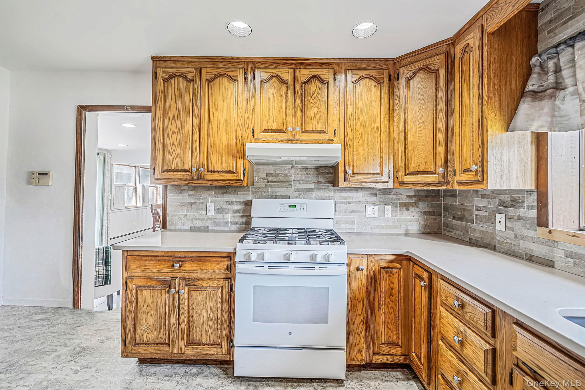 Single Family Seafield Lane Suffolk County, NY 11706, MLS-1046542-11