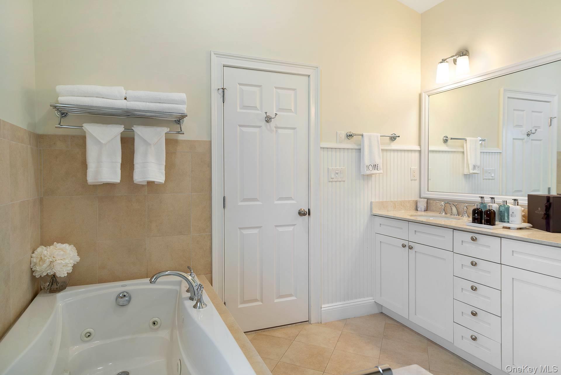 Single Family Andrew Court Suffolk County, NY 11968, MLS-1046627-8