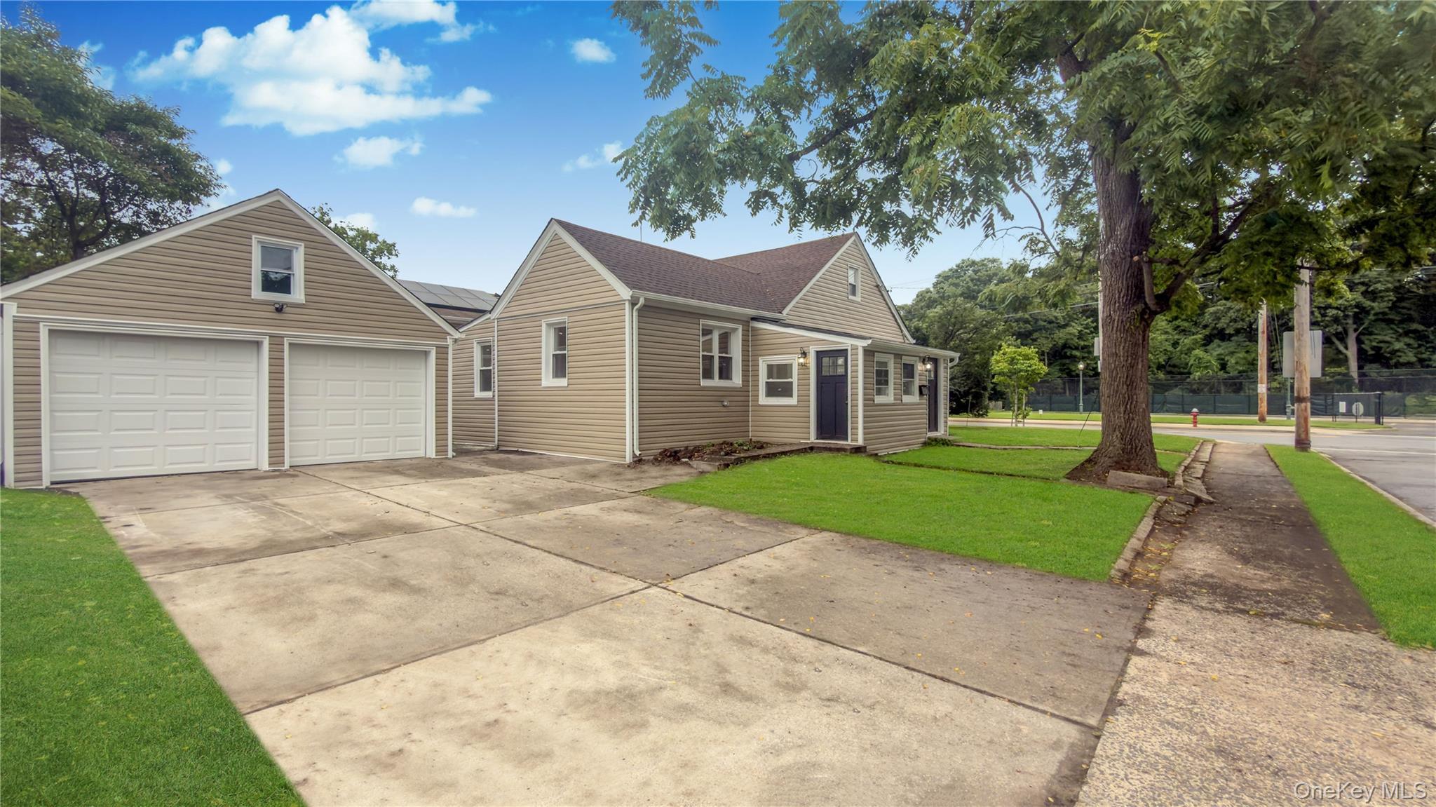 Single Family Woodfield Road Nassau County, NY 11570, MLS-1046658-3