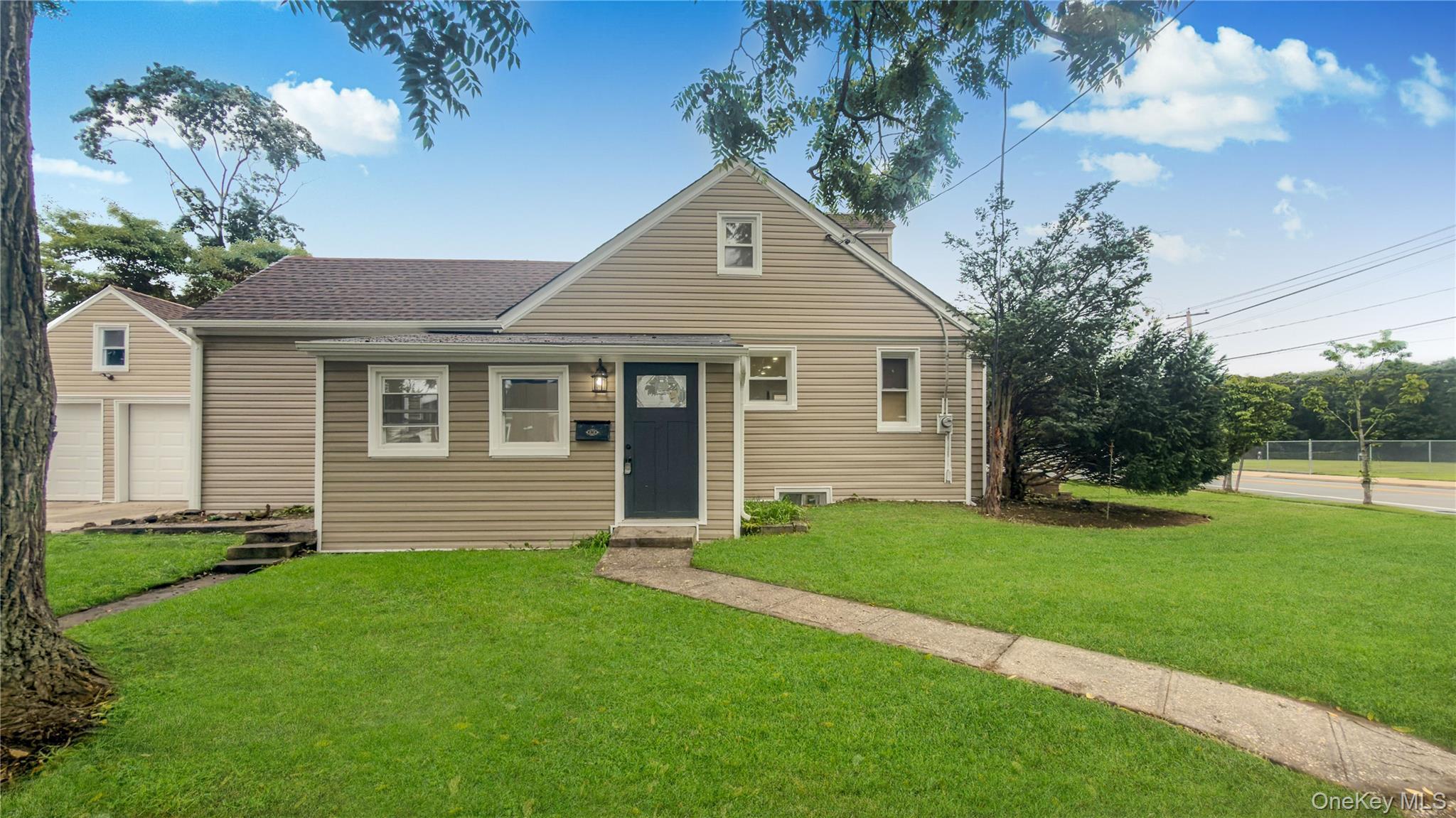 Single Family Woodfield Road Nassau County, NY 11570, MLS-1046658-4