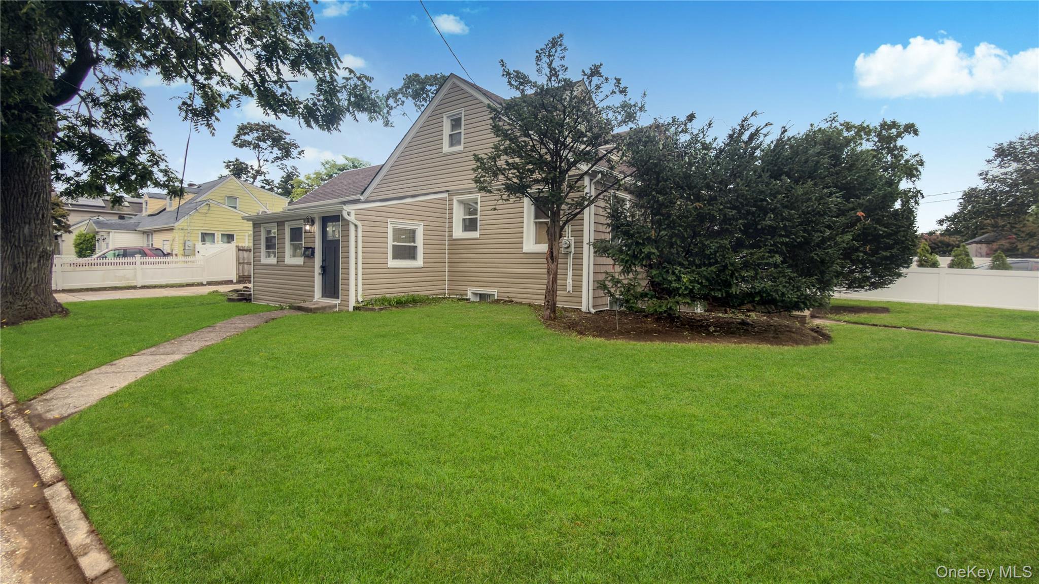 Single Family Woodfield Road Nassau County, NY 11570, MLS-1046658-6