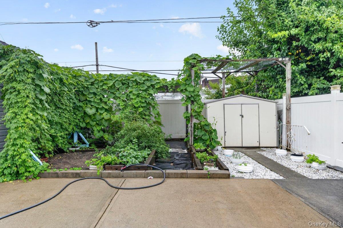 Single Family Cochran Place  Nassau County, NY 11581, MLS-1047021-10