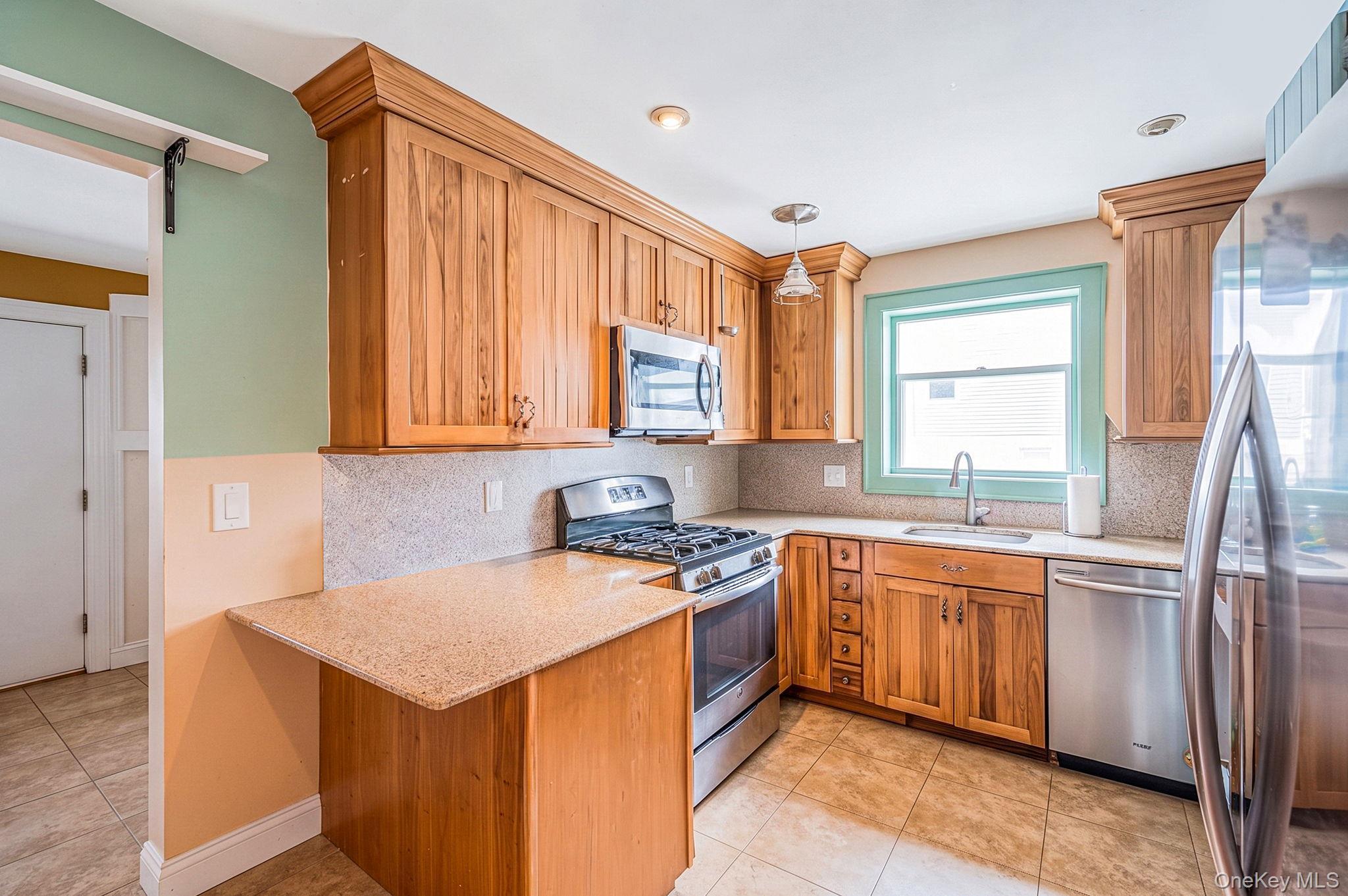 Single Family Dewey Place Suffolk County, NY 11757, MLS-1047073-6