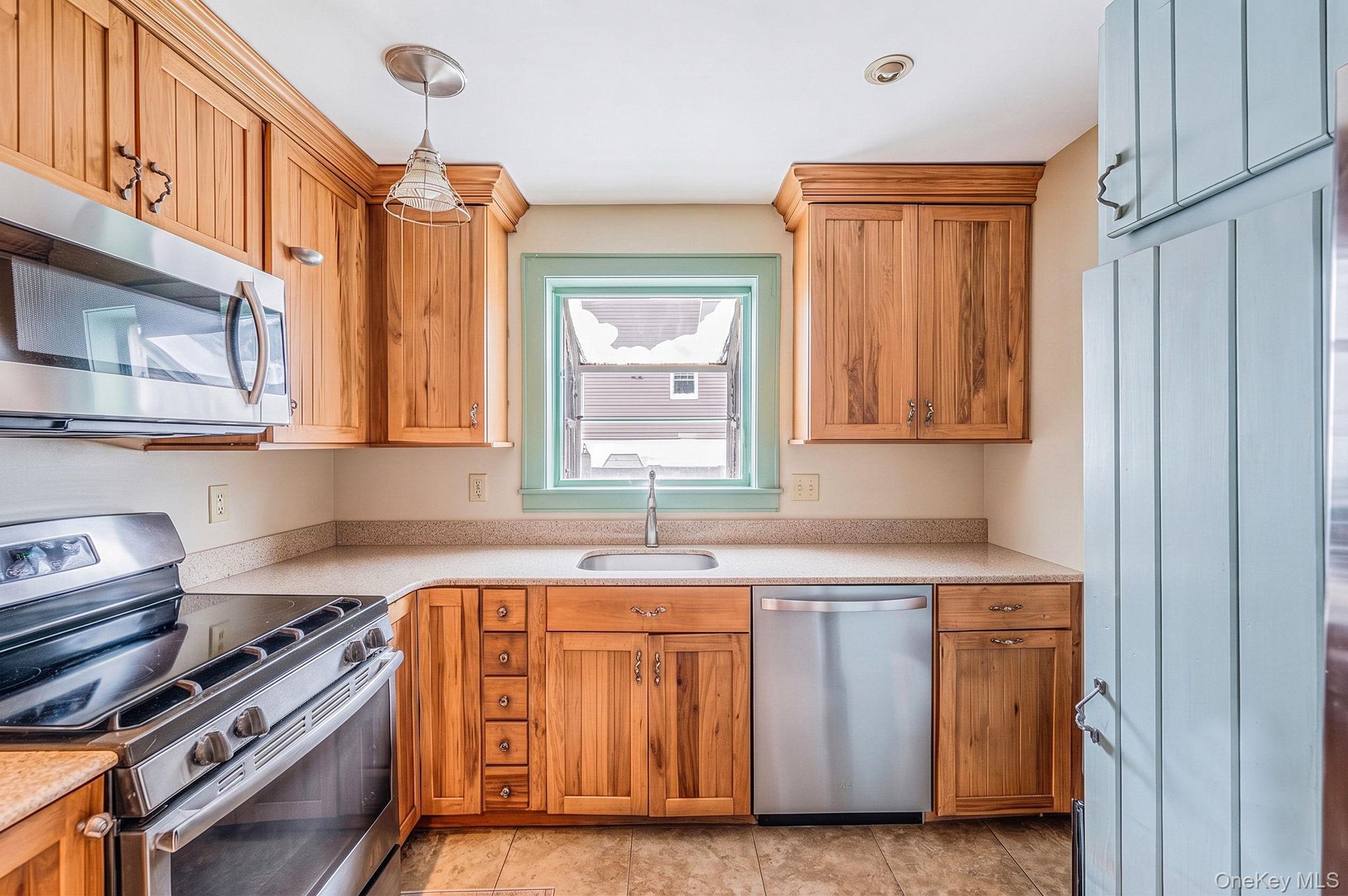 Single Family Dewey Place Suffolk County, NY 11757, MLS-1047073-7
