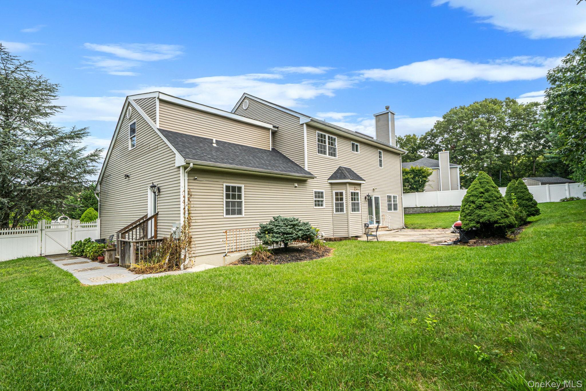 Single Family Woodridge Lane  Suffolk County, NY 11727, MLS-1047218-13