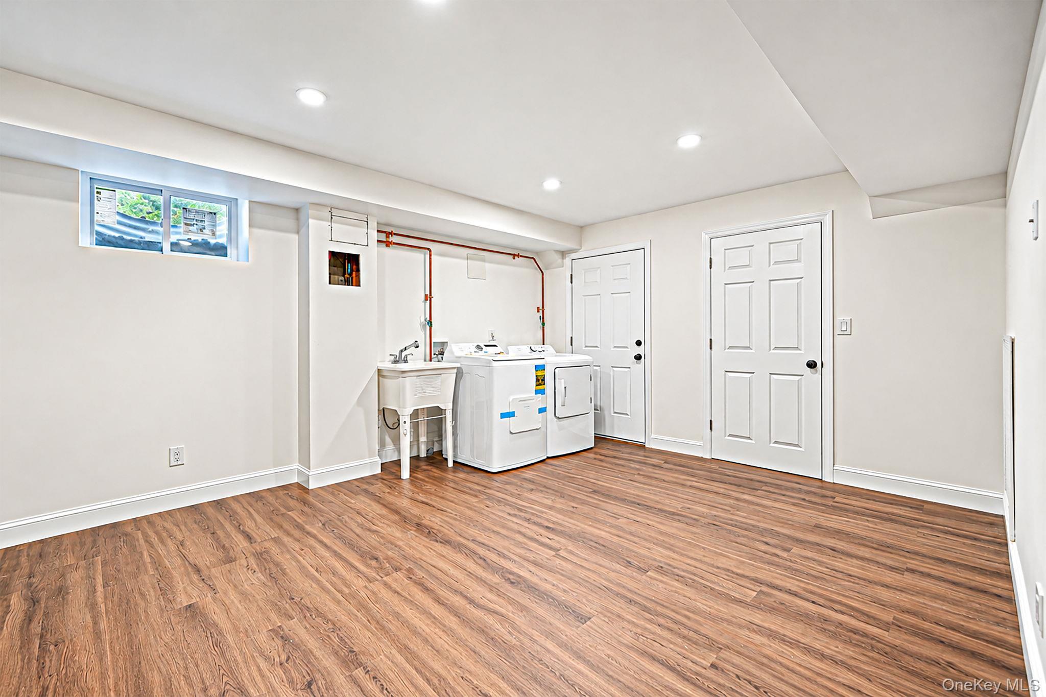 Single Family Woodridge Lane  Suffolk County, NY 11727, MLS-1047218-28