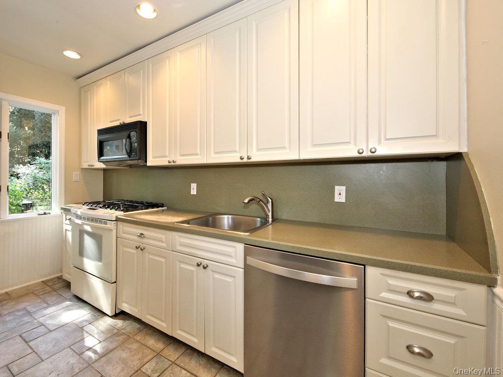 Single Family Langdon Lane Westchester County, NY 10543, MLS-1047430-12
