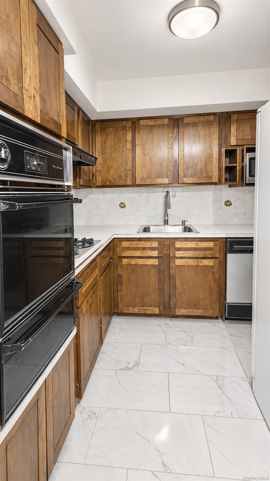 Single Family Saint Lawrence Avenue Bronx, NY 10472, MLS-1047582-9