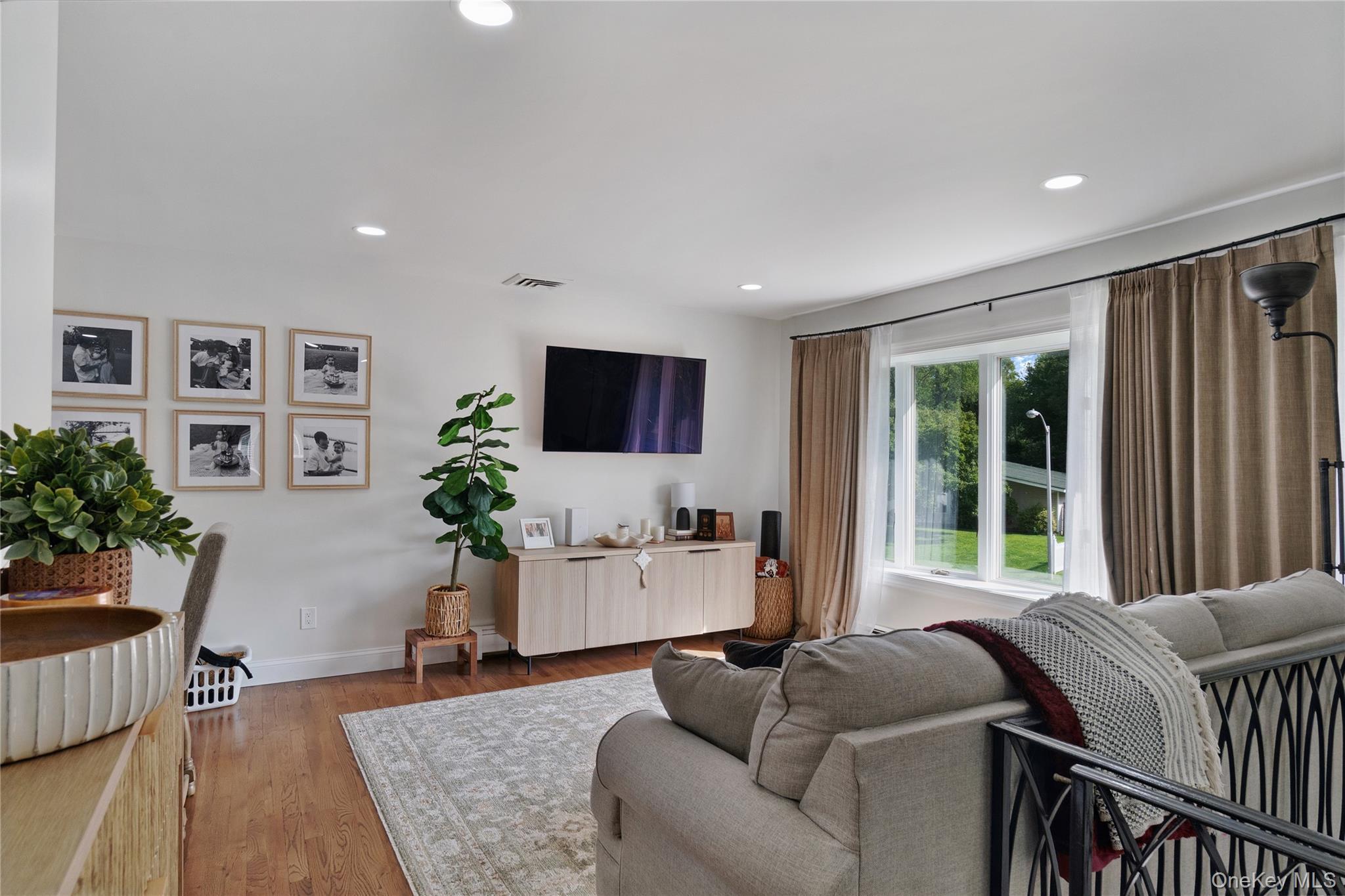 Single Family Richmond Street  Suffolk County, NY 11751, MLS-1047602-4