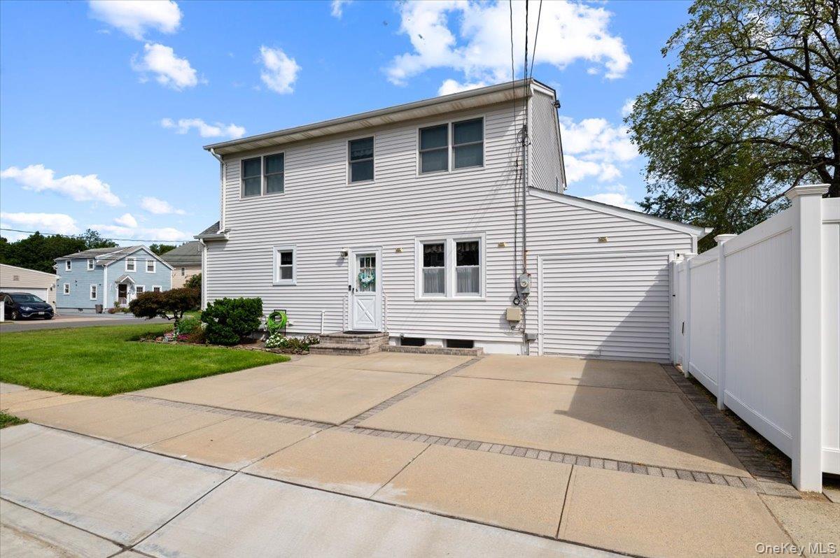 Single Family Arthur Court  Nassau County, NY 11572, MLS-1047757-34