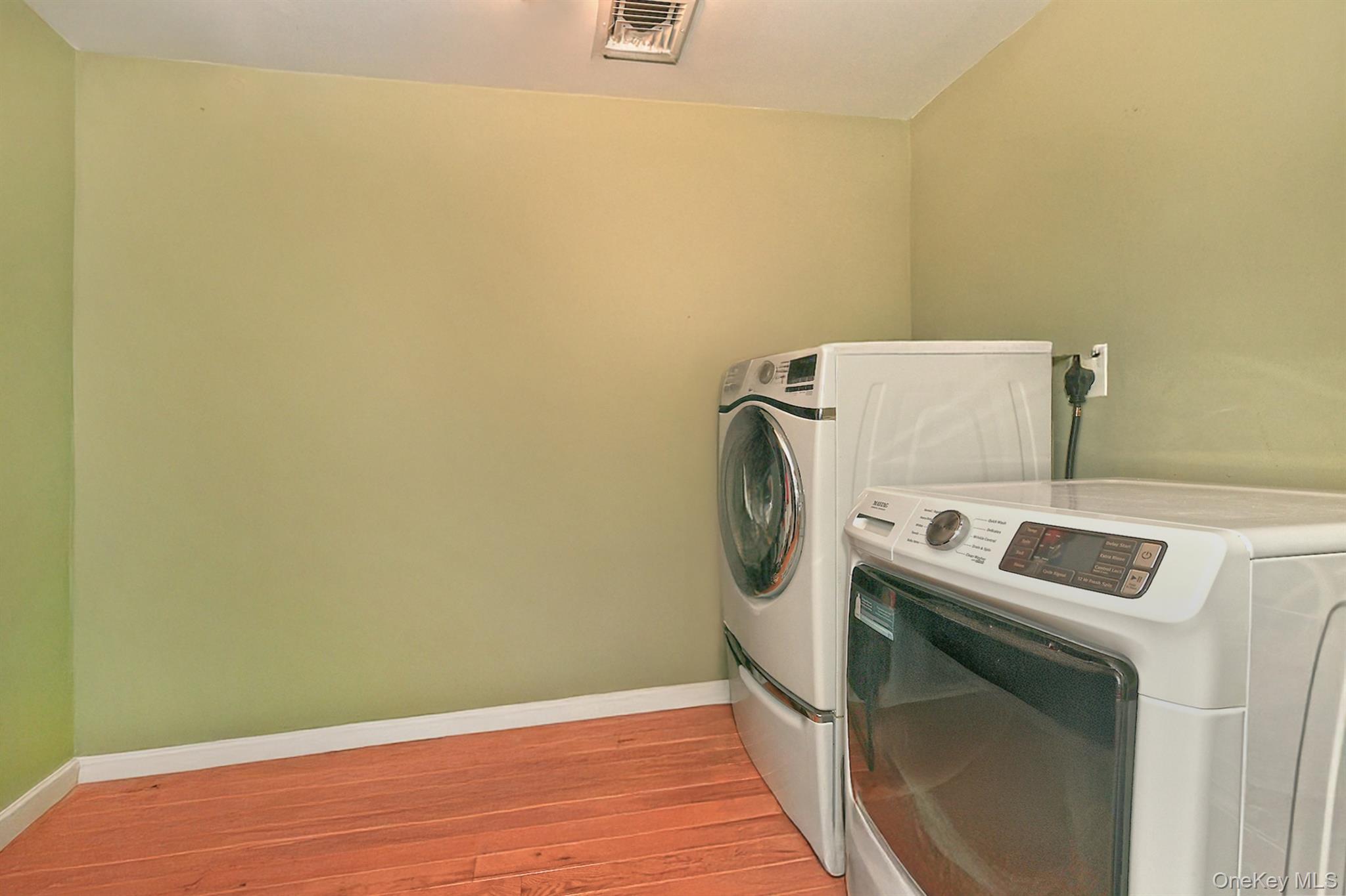 Single Family Ona Avenue Suffolk County, NY 11746, MLS-1047921-25