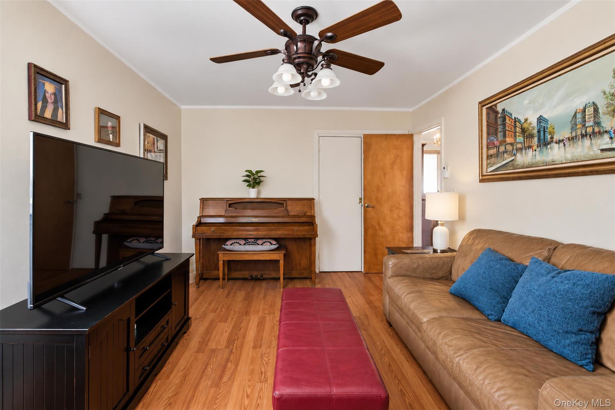 Single Family Astor Avenue Bronx, NY 10469, MLS-1047949-11