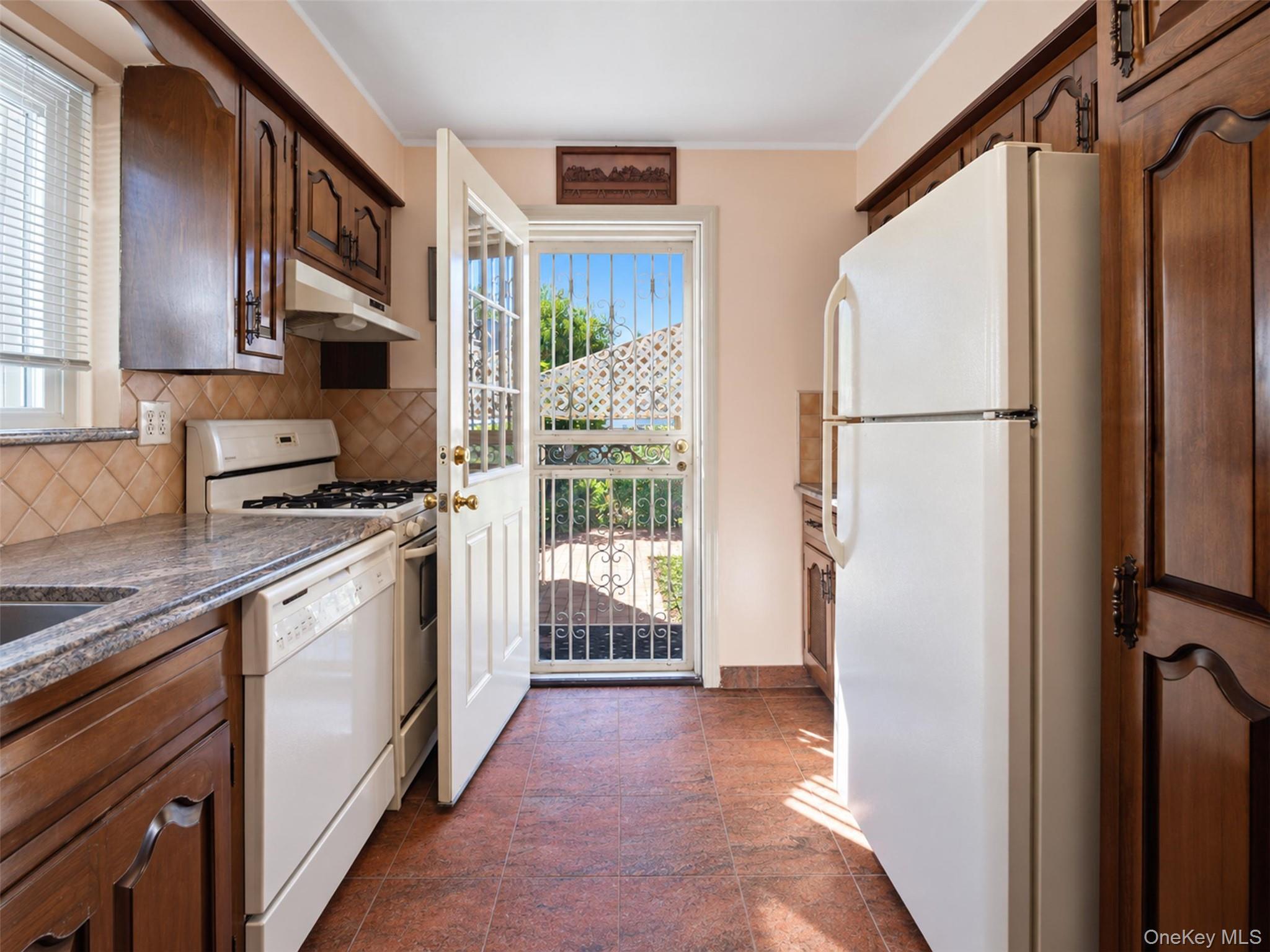 Single Family Astor Avenue Bronx, NY 10469, MLS-1047949-6