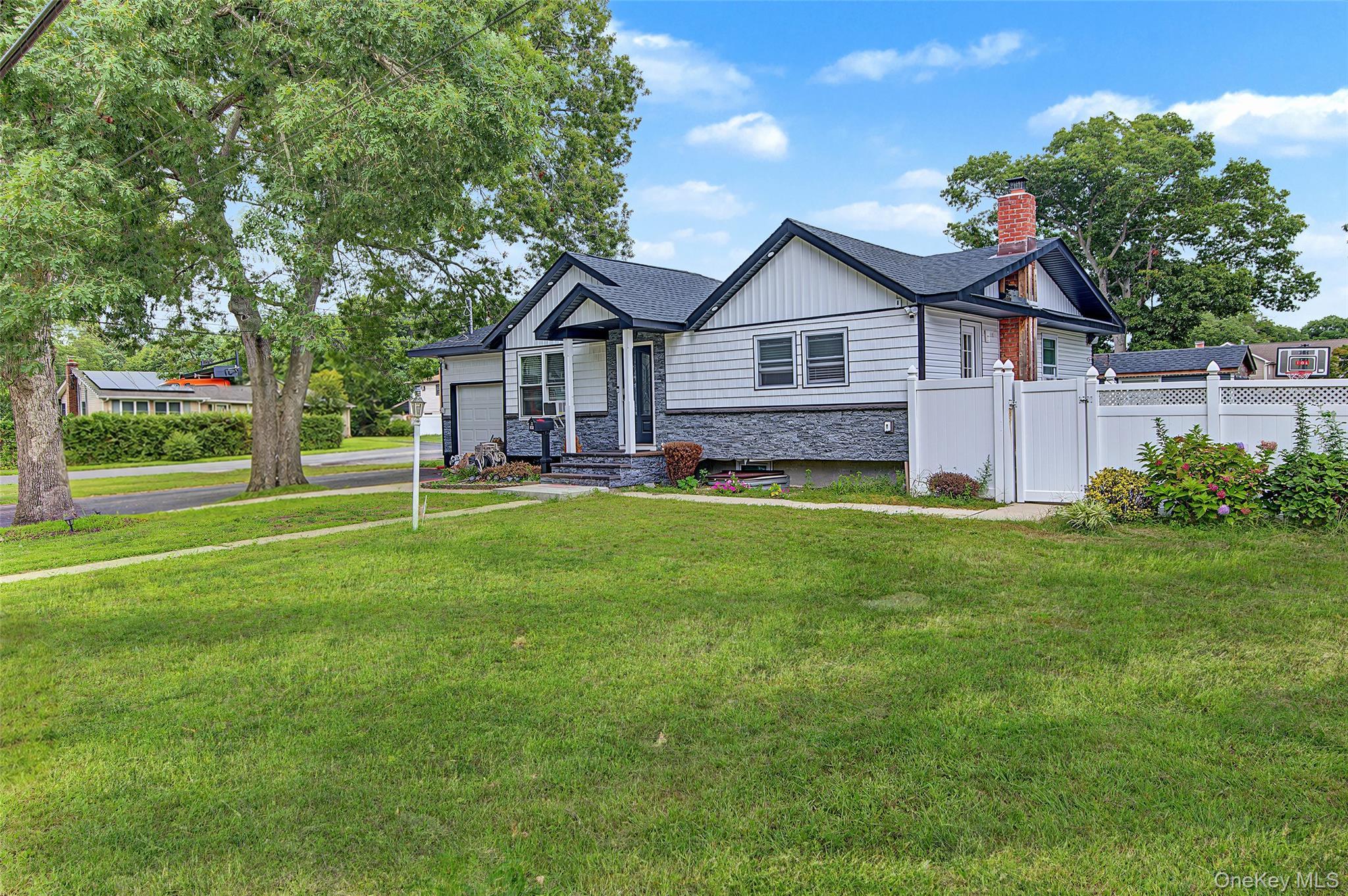 Single Family Bay Shore Avenue Suffolk County, NY 11706, MLS-1048032-2