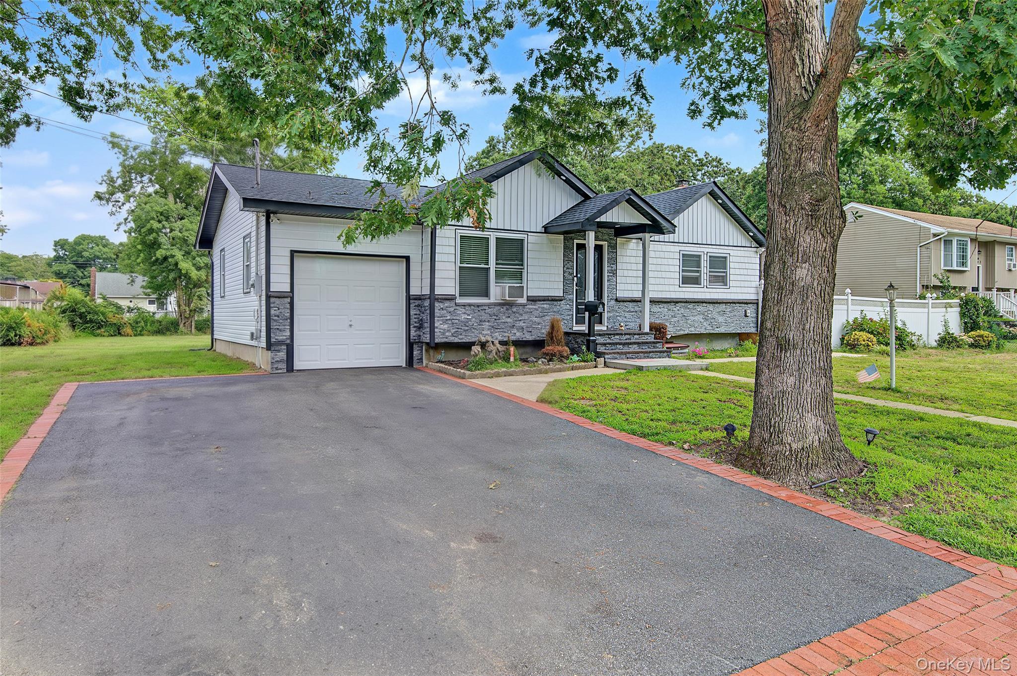 Single Family Bay Shore Avenue Suffolk County, NY 11706, MLS-1048032-3