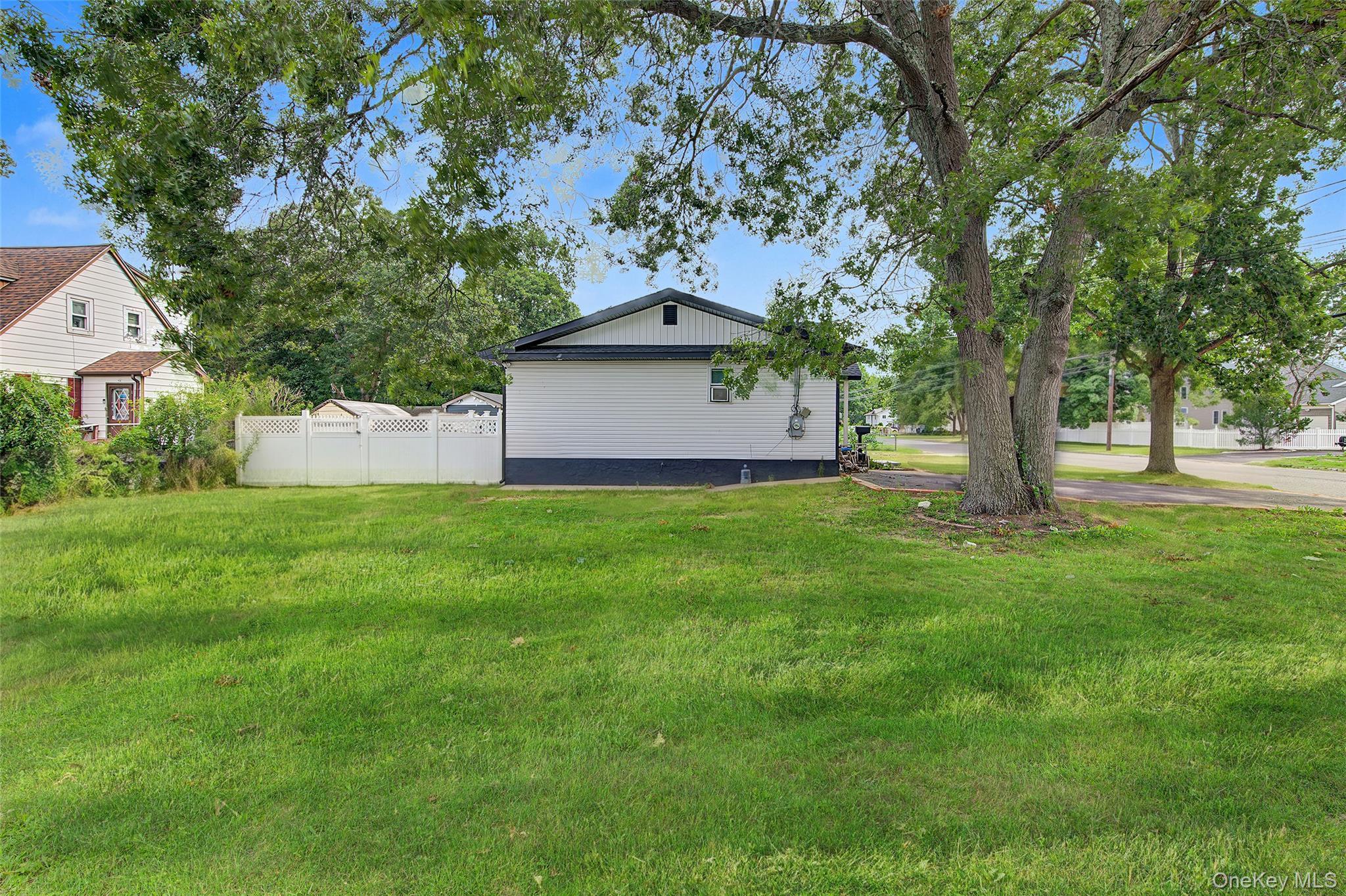 Single Family Bay Shore Avenue Suffolk County, NY 11706, MLS-1048032-4