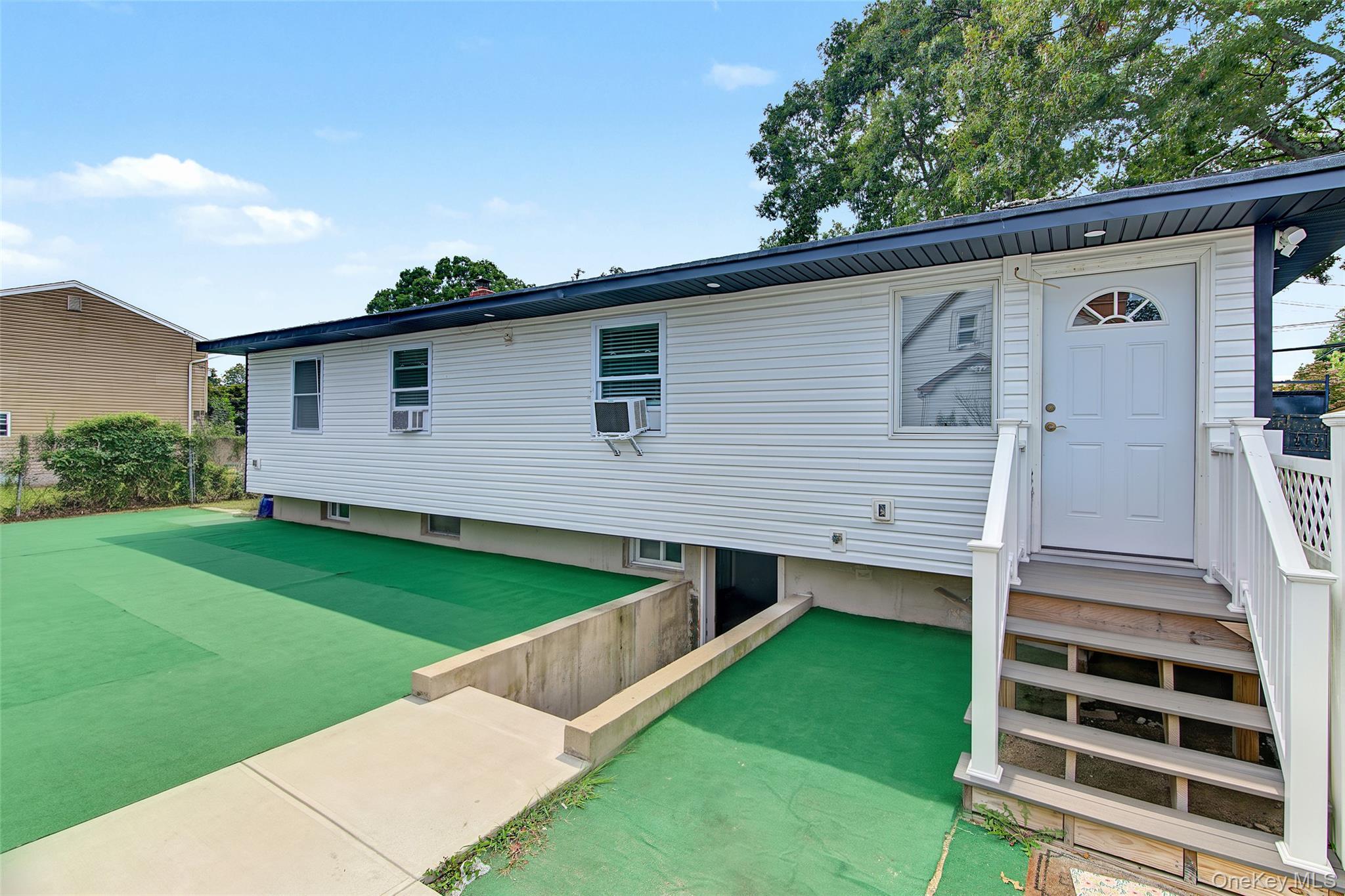 Single Family Bay Shore Avenue Suffolk County, NY 11706, MLS-1048032-5