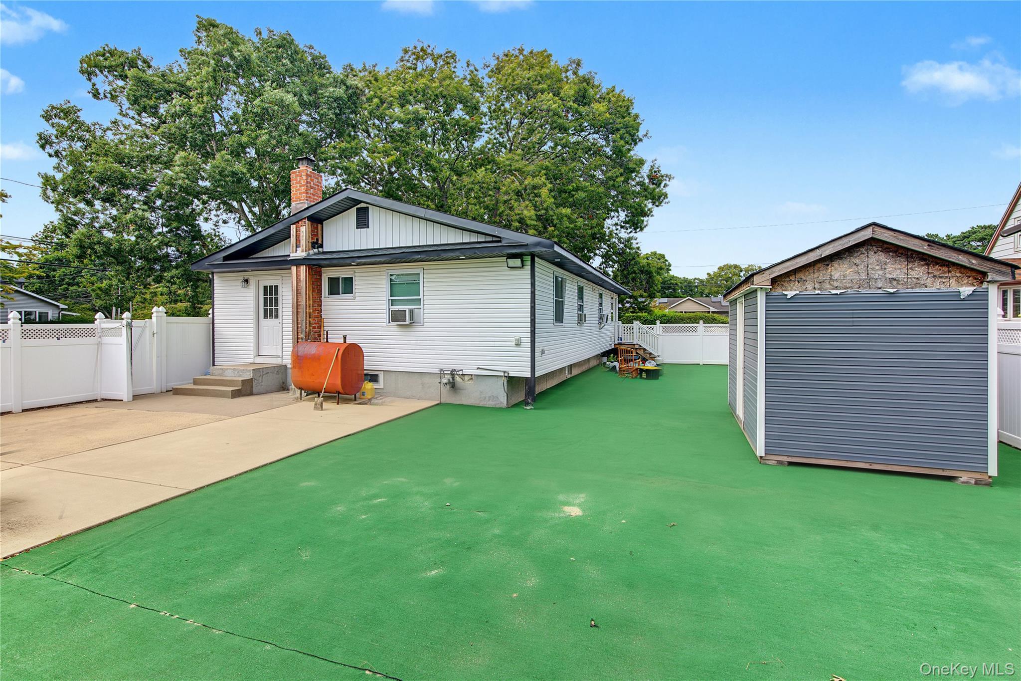 Single Family Bay Shore Avenue Suffolk County, NY 11706, MLS-1048032-6