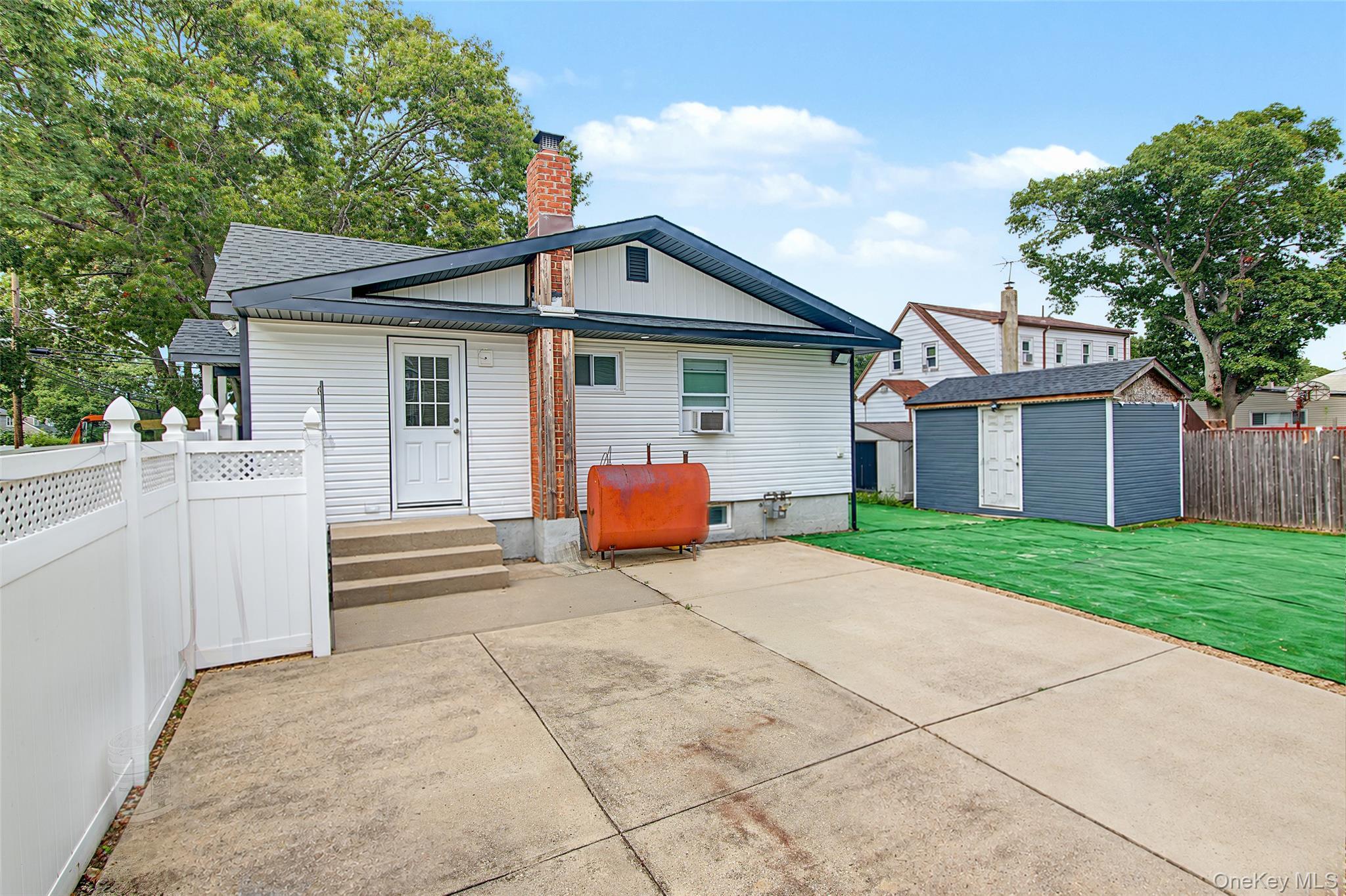 Single Family Bay Shore Avenue Suffolk County, NY 11706, MLS-1048032-7