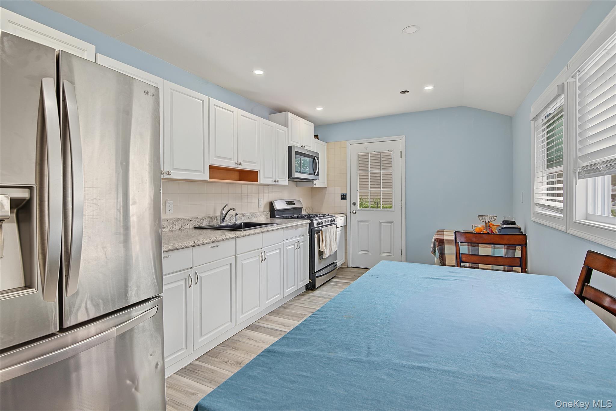 Single Family Bay Shore Avenue Suffolk County, NY 11706, MLS-1048032-8
