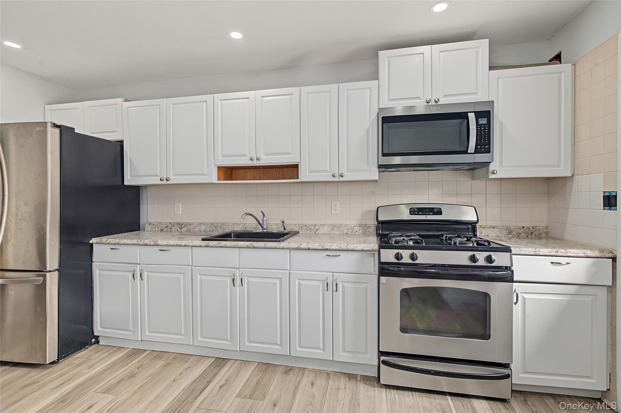 Single Family Bay Shore Avenue Suffolk County, NY 11706, MLS-1048032-9