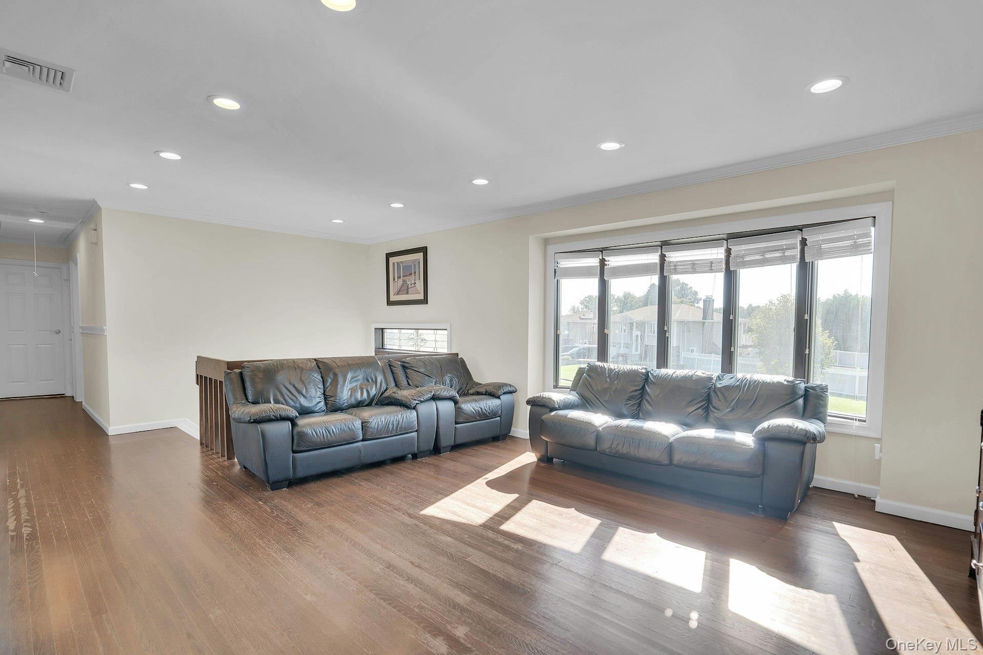 Single Family Heather Crescent Suffolk County, NY 11725, MLS-1048174-10