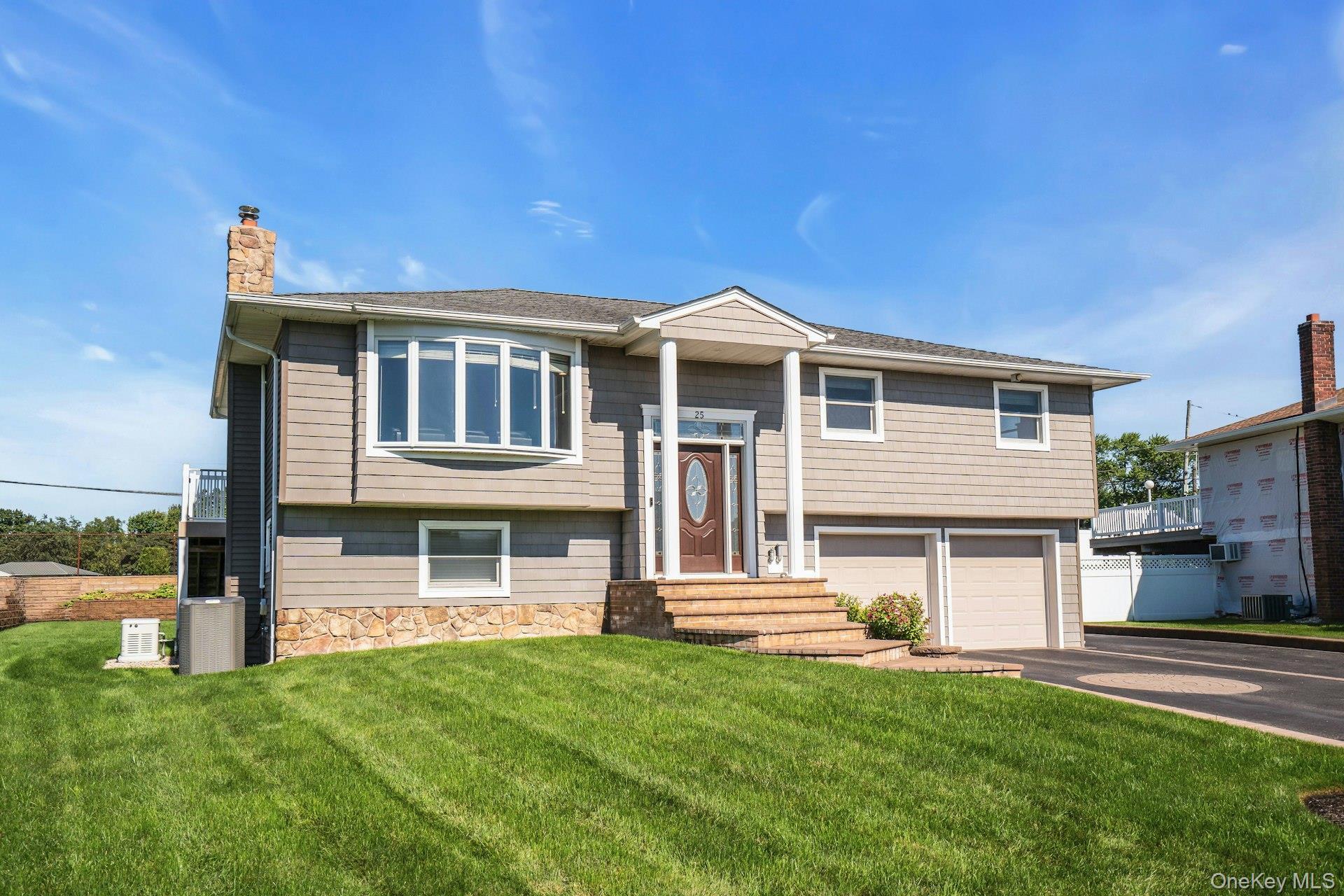 Single Family Heather Crescent Suffolk County, NY 11725, MLS-1048174-2