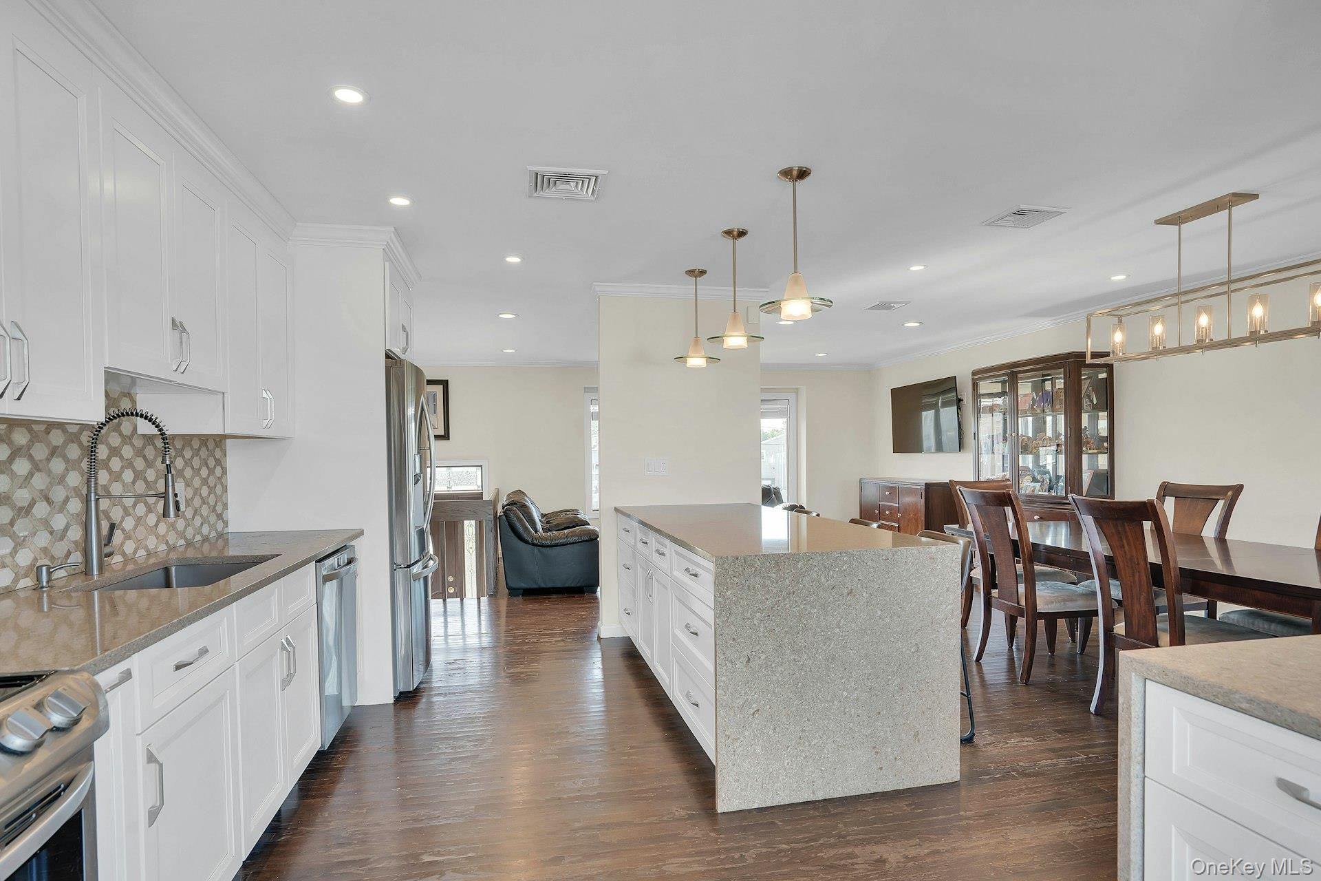 Single Family Heather Crescent Suffolk County, NY 11725, MLS-1048174-23