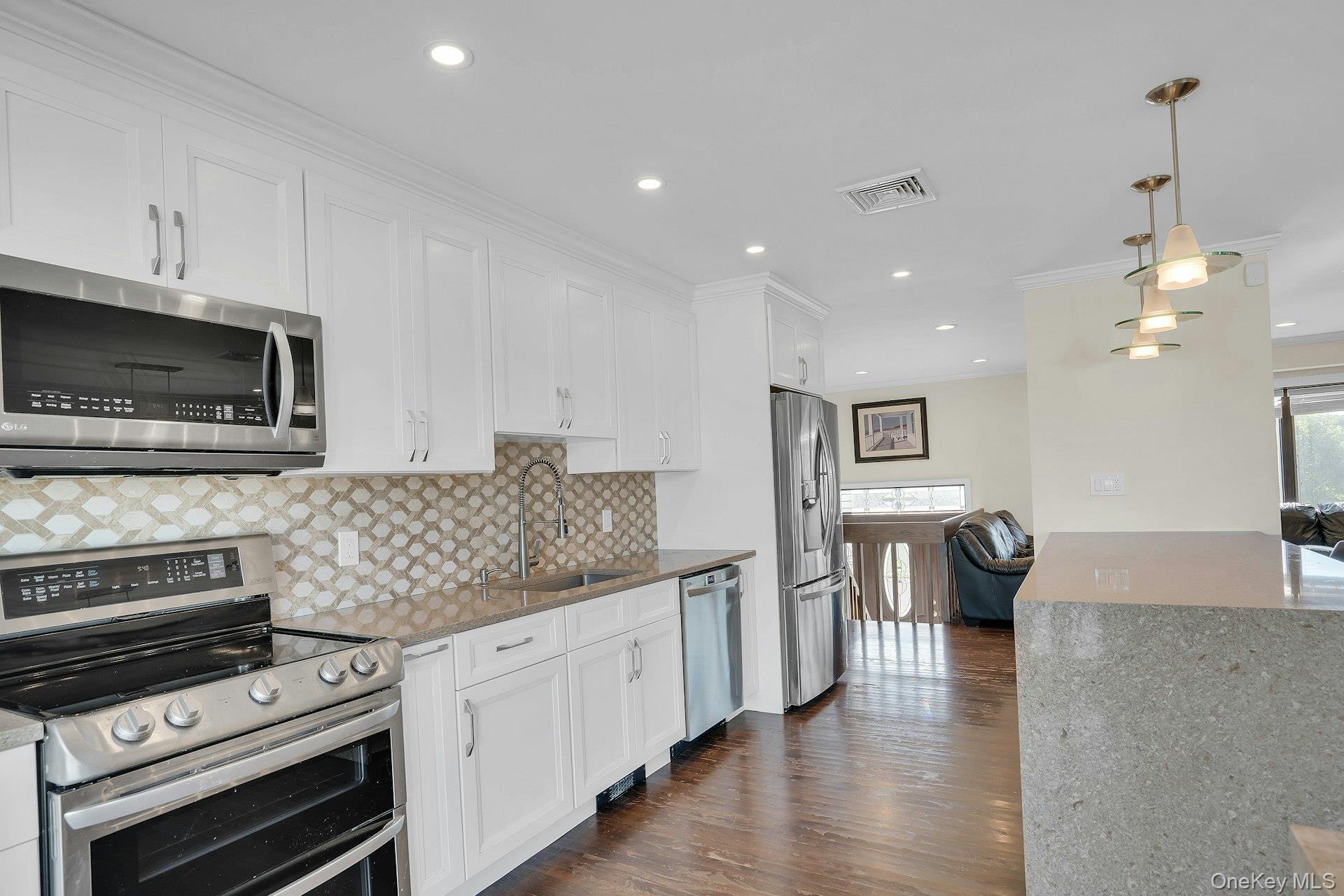 Single Family Heather Crescent Suffolk County, NY 11725, MLS-1048174-24
